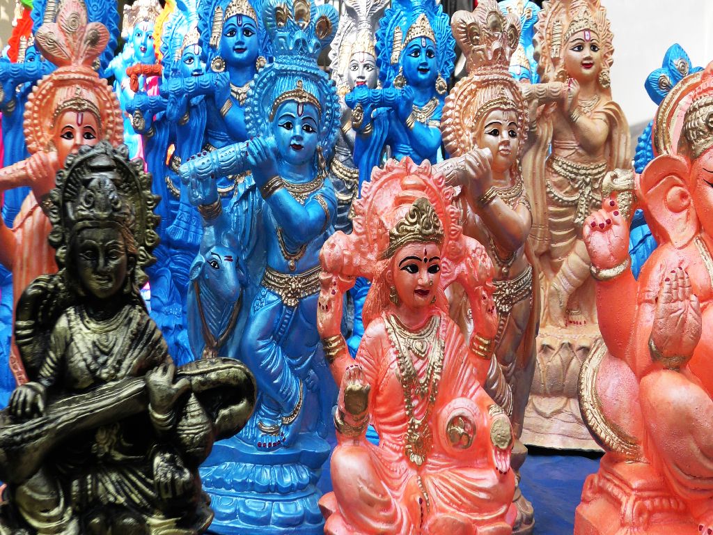 Statuen und Figuren