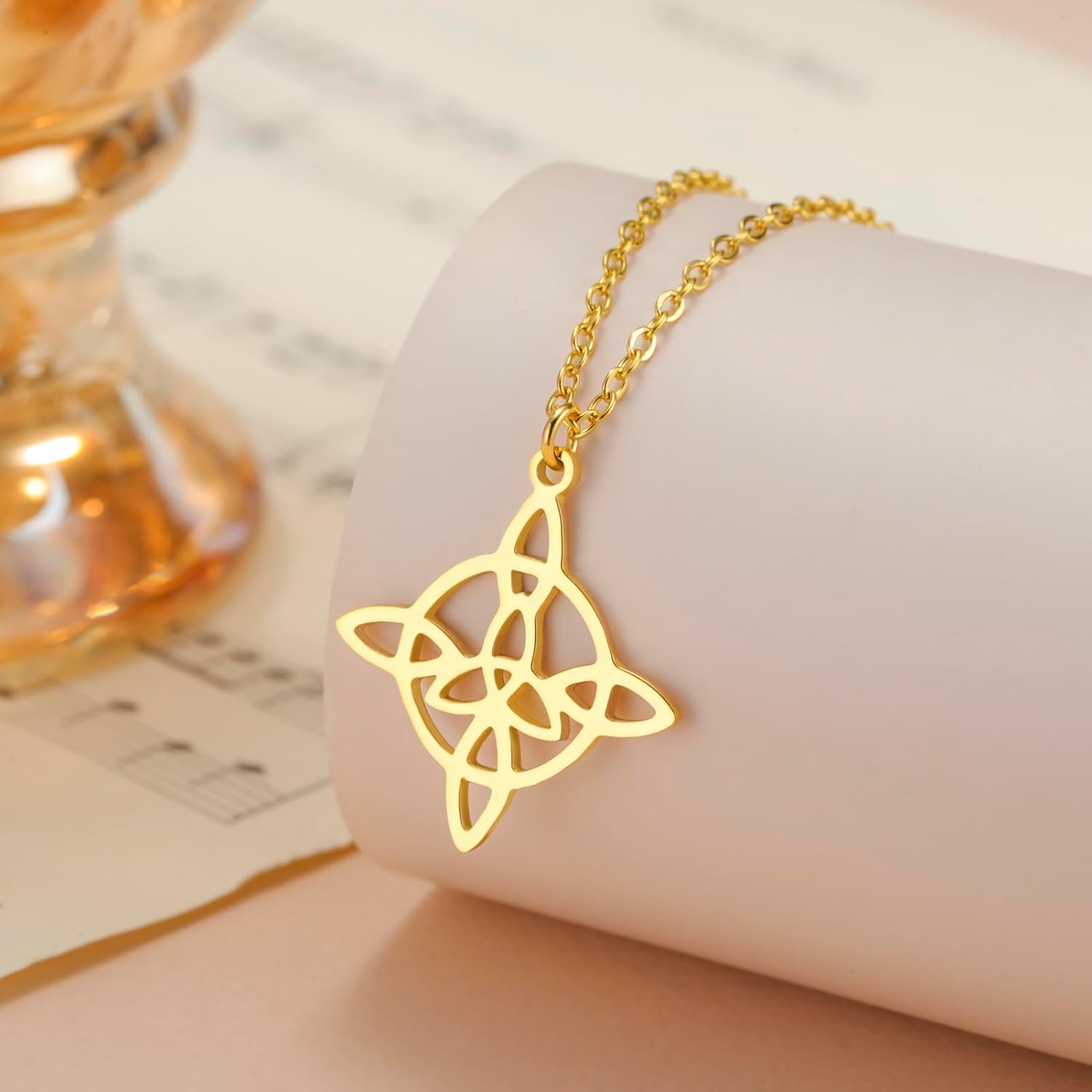 kkjoy Hexenknoten Halskette Edelstahl Keltischer Dreiecksknoten Wiccan Symbol Anhänger Halskette Magischer Knoten Hexerei Amulett für Frauen Charmante Damen