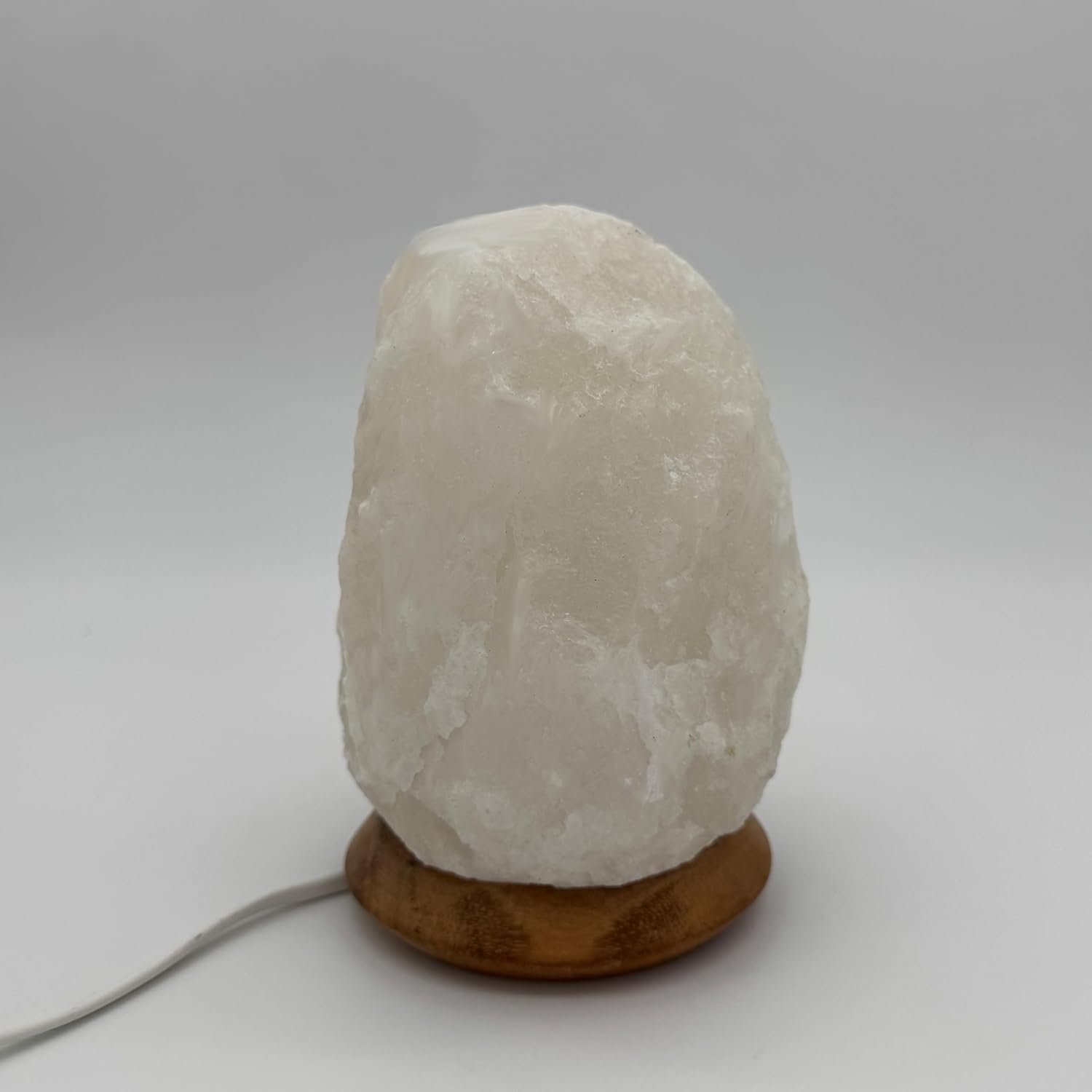 HAF Weiße Salzlampe aus echtem Kristallsalz | 2-3 kg Salzkristalllampe in Naturform | Salzsteinlampe auf Holzsockel aus der Salt Range Punjab | Dekorative Nachttischlampe für Wellness & Meditation