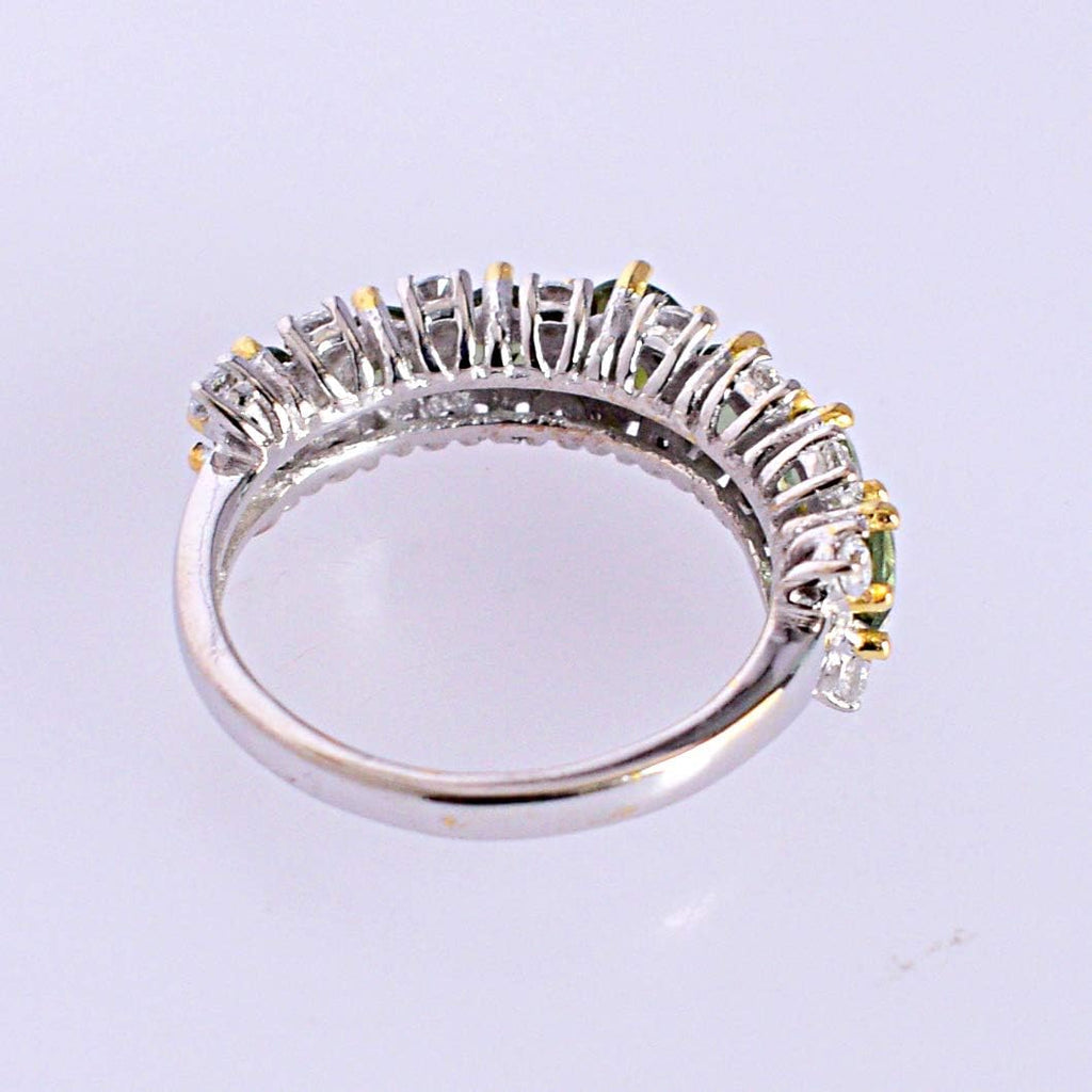 Minimaler stapelbarer Moldavit-Ring mit kubischen Zirkonia-Details, rund, 4 Millimeter, grün facettiert, Alltagsschmuck