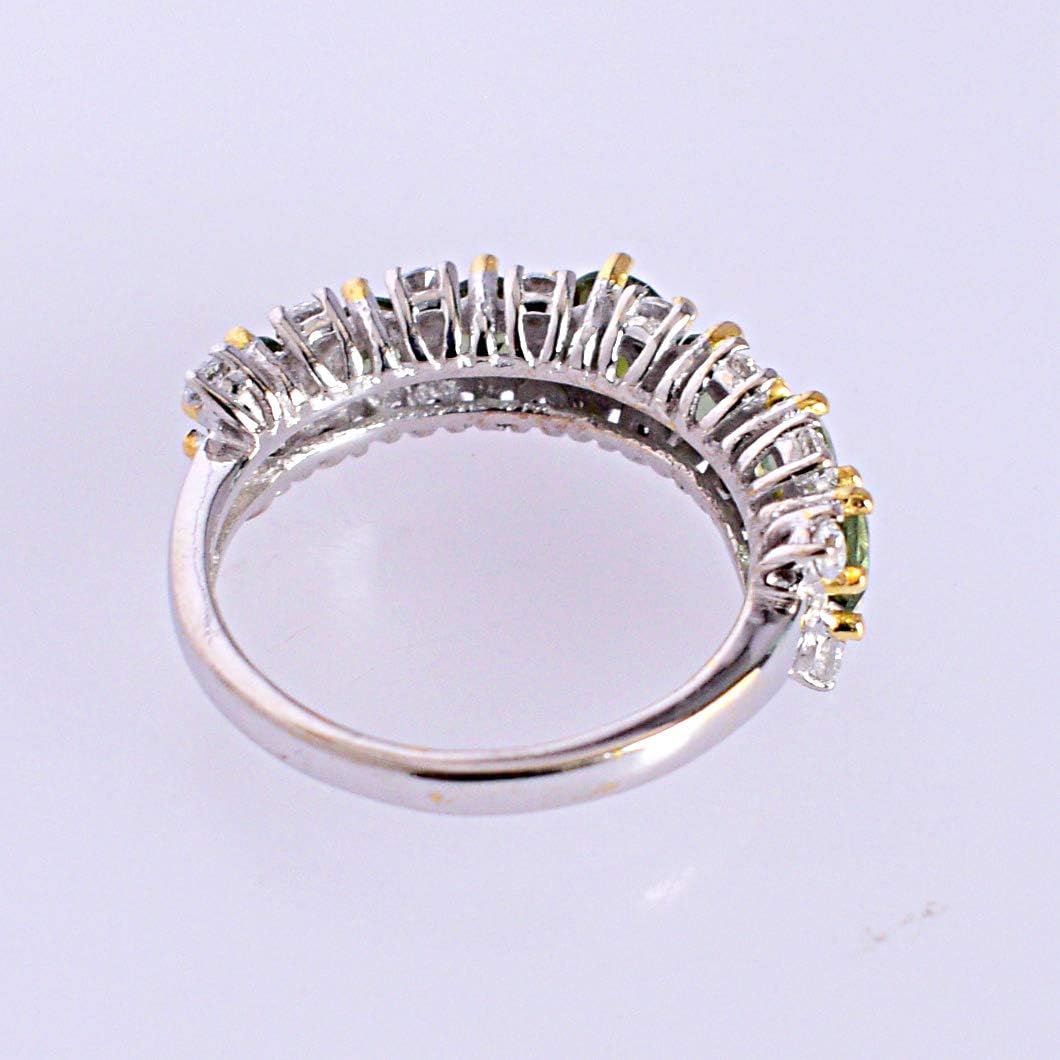 Minimaler stapelbarer Moldavit-Ring mit kubischen Zirkonia-Details, rund, 4 Millimeter, grün facettiert, Alltagsschmuck