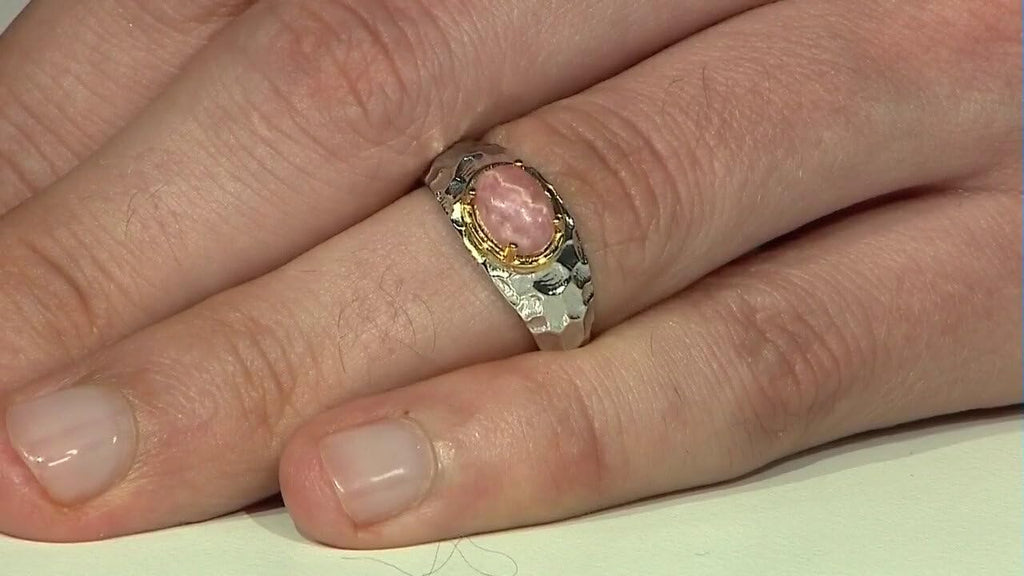 Cavill Silberring 925 platinierter Rhodochrosit 1,91 ct ovaler Cabochon aus Argentinien, moderner gehämmerter Look mit goldfarbenem Akzent, elegant roséfarben, 24x21 mm