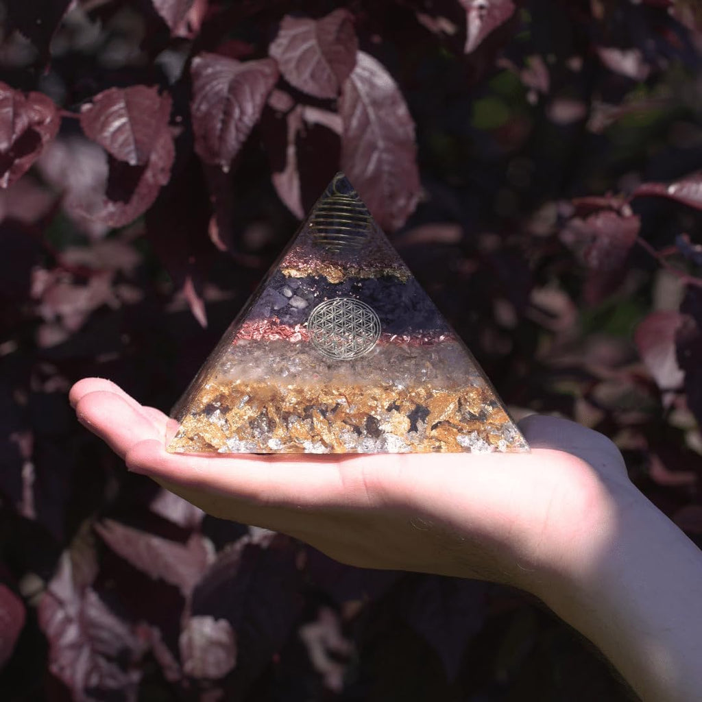 Orgonicart Orgonite Pyramid, Orgonite Pyramid, According to Wilhelm Reich with Amethyst and Rock Crystal, for Room Harmonisation and Protection Against Negative Energies, 5G, WiFi, Electrosmog