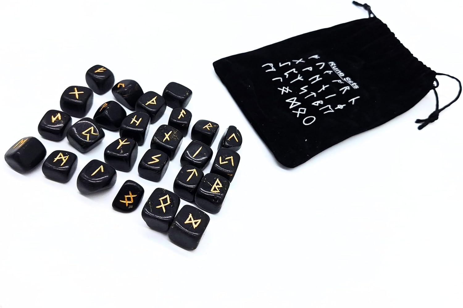 Runen Set aus Schwarzem Turmalin – 25 polierte Edelsteine (ca. 2 cm) mit goldener Gravur | Elder Futhark Wikinger-Runen inkl. Odins Rune & Samtbeutel – Esoterik, Wahrsagen, Orakel