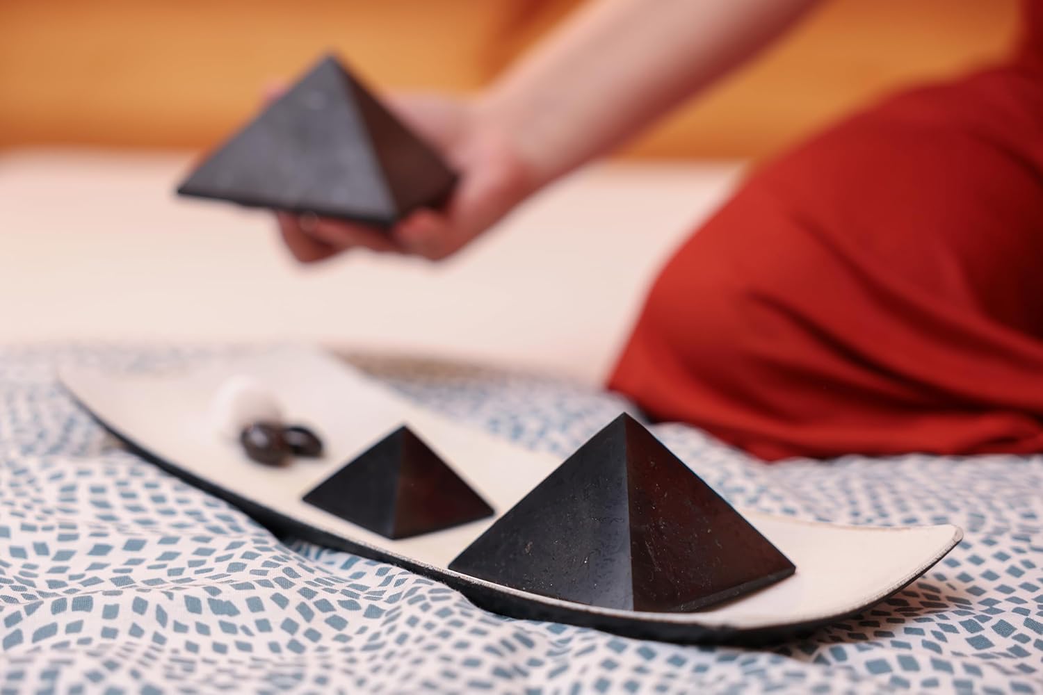 Heka Naturals Polierte Shungit Pyramide Kristall | 5 cm - Schwarze Mineralsteine für Dekoration & Meditation - Wohnzimmerkristalle - Natürliche Barriere & Reiniger - Fullerene