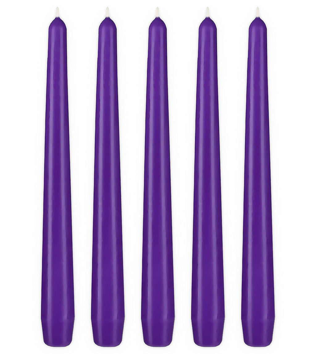 BRUBAKER Premium Spitzkerzen Lila - 50 Stück - bis zu 7,5 Stunden Brenndauer pro Kerze - 24 cm Tafelkerzen Set für Kerzenständer und Kronleuchter - Leuchterkerzen Halterkerzen