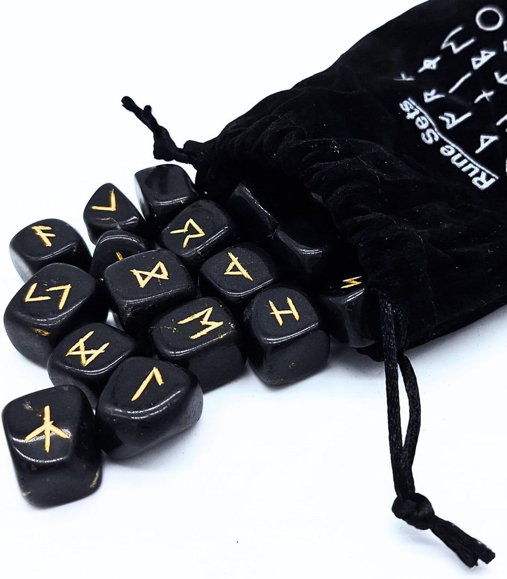Runen Set aus Schwarzem Turmalin – 25 polierte Edelsteine (ca. 2 cm) mit goldener Gravur | Elder Futhark Wikinger-Runen inkl. Odins Rune & Samtbeutel – Esoterik, Wahrsagen, Orakel
