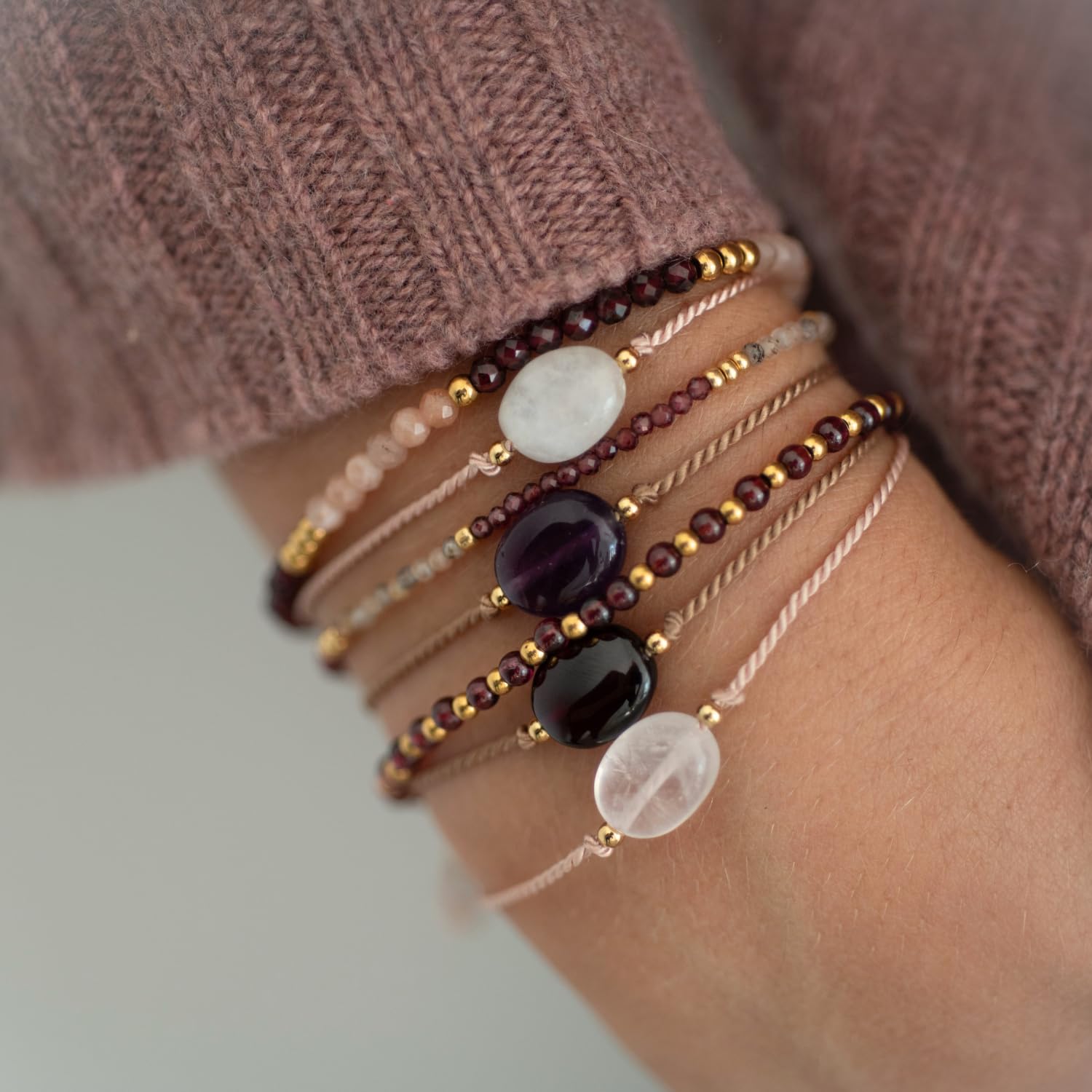happymaker - Rosenquarz Armband Damen, handgemacht in Deutschland, Edelstein Armband rosa mit vergoldeten Perlen, Geschenkverpackung als Kraftgeber Geschenk für Frauen und Mädchen