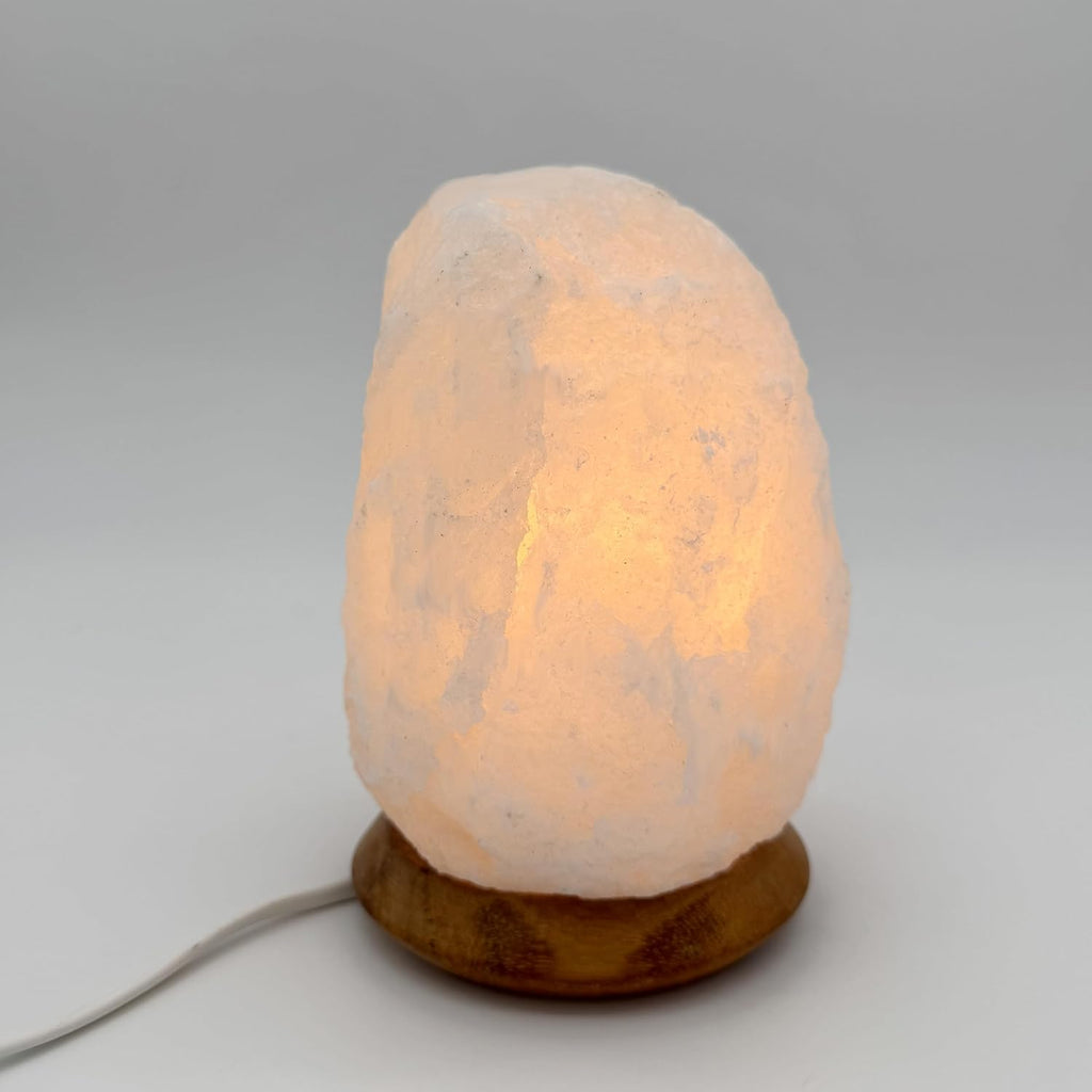 HAF Weiße Salzlampe aus echtem Kristallsalz | 2-3 kg Salzkristalllampe in Naturform | Salzsteinlampe auf Holzsockel aus der Salt Range Punjab | Dekorative Nachttischlampe für Wellness & Meditation