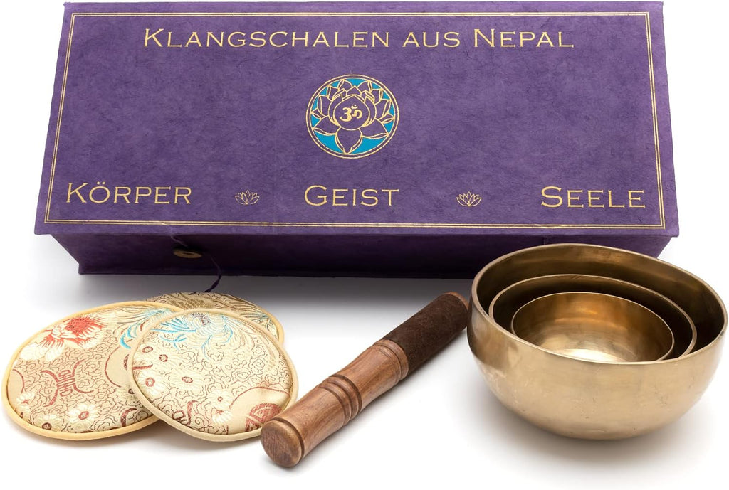 Körper-Geist-Seele-Box mit 3 feinen Klangschalen für das Herz-Chakra, das Stirn-Chakra und Kronenchakra für Meditation u. Klang-Therapie I Handgeschmiedet I Inkl.Klöppel/Pads I Fair Trade aus Nepal
