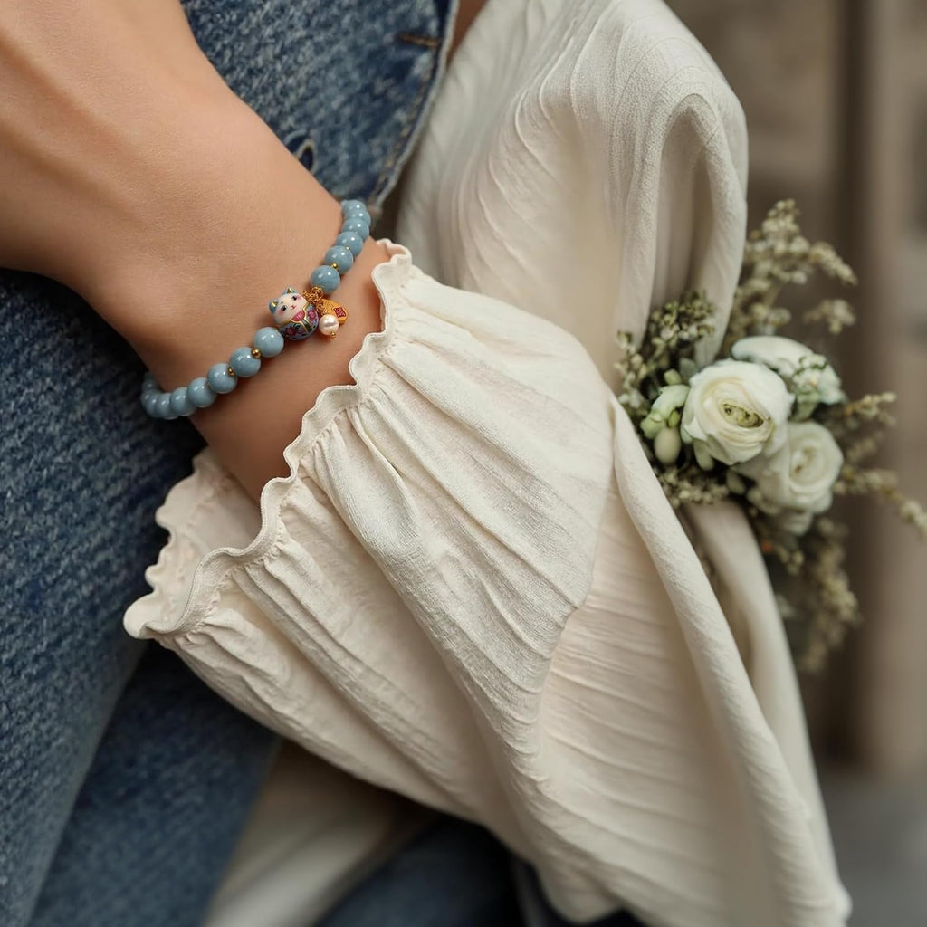 Damen Armband mit Glückskatze Anhänger, Blau Kristall Perlen, Keramik Katze Schmuck, Feng Shui Schutzarmband für Wohlstand & Energie