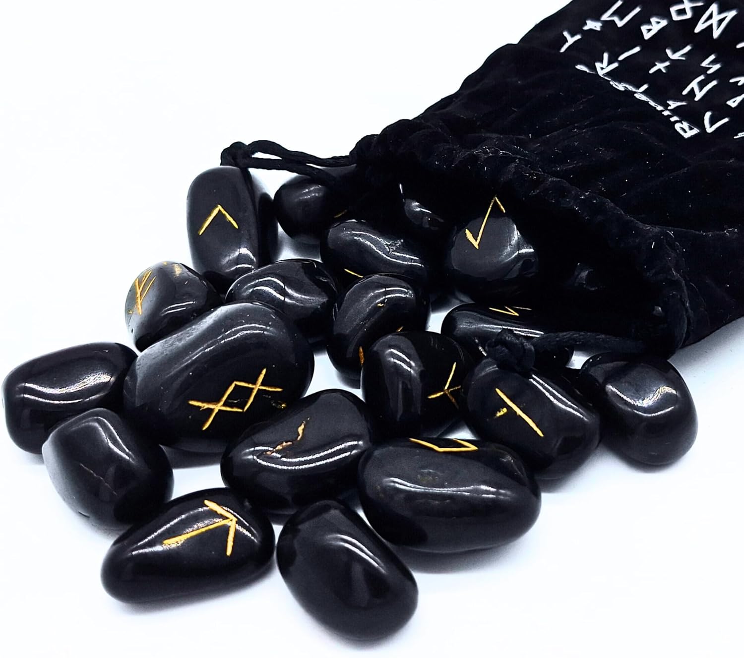 Runen Set aus Schwarzem Turmalin – 25 polierte Edelsteine (ca. 2 cm) mit goldener Gravur | Elder Futhark Wikinger-Runen inkl. Odins Rune & Samtbeutel – Esoterik, Wahrsagen, Orakel