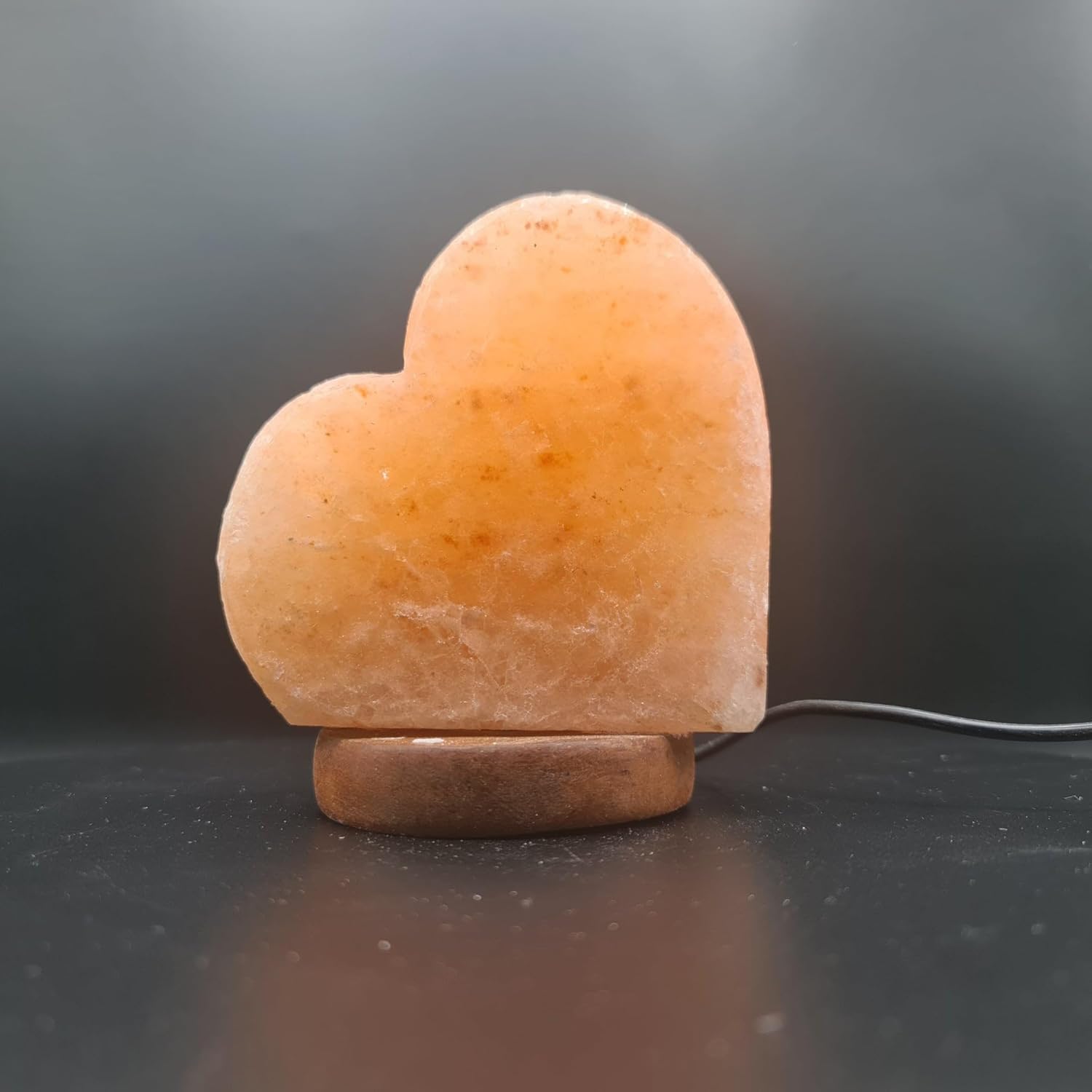 Heimtex Himalaya USB Farbwechsel-LED-Salzkristall-Lampe - Herzförmige Salzlampe aus dem Salz-Sortiment - Salzsteinlampe mit Sockel und Glühbirne aus reinem Salzstein