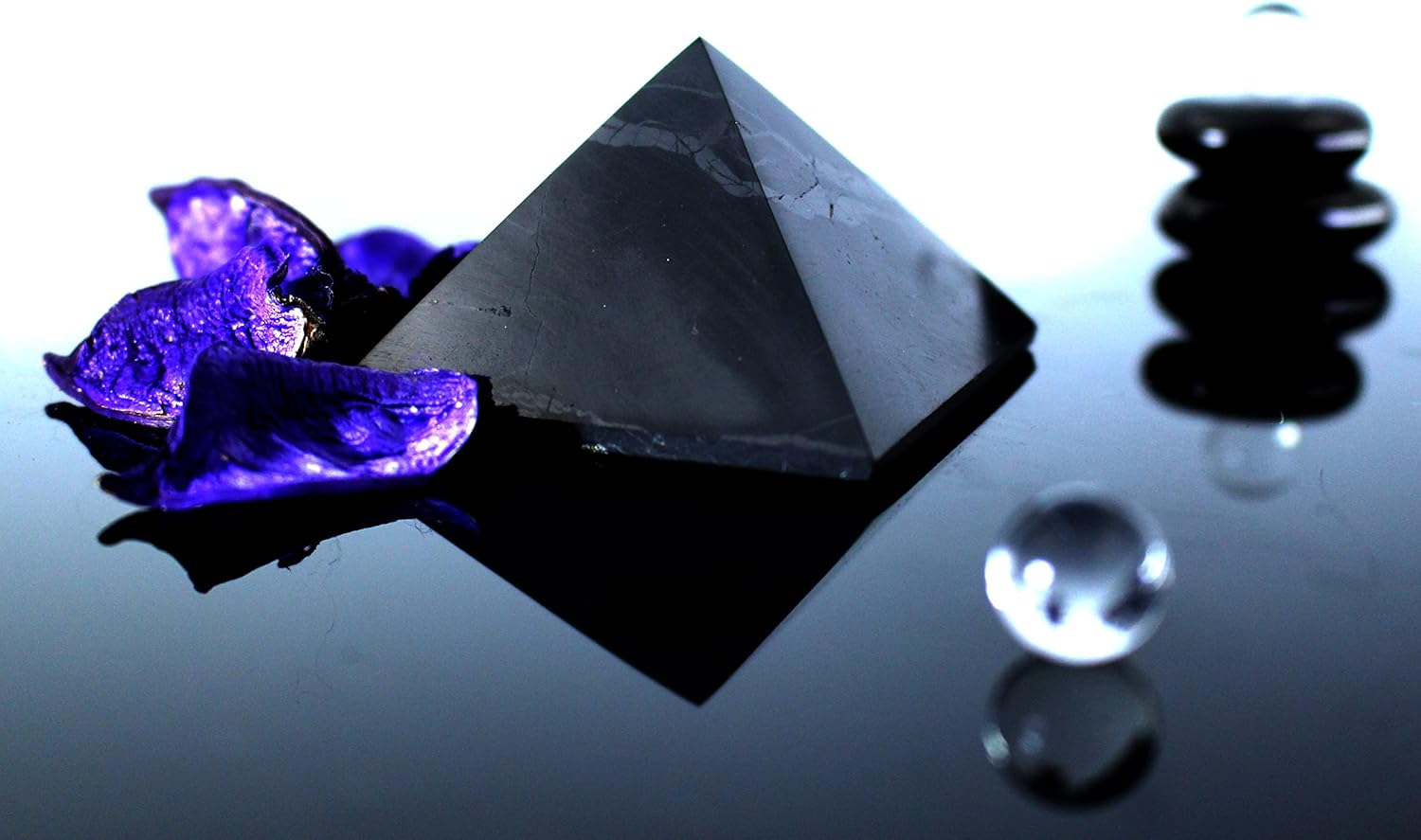 Heka Naturals Polierte Shungit Pyramide Kristall | 5 cm - Schwarze Mineralsteine für Dekoration & Meditation - Wohnzimmerkristalle - Natürliche Barriere & Reiniger - Fullerene