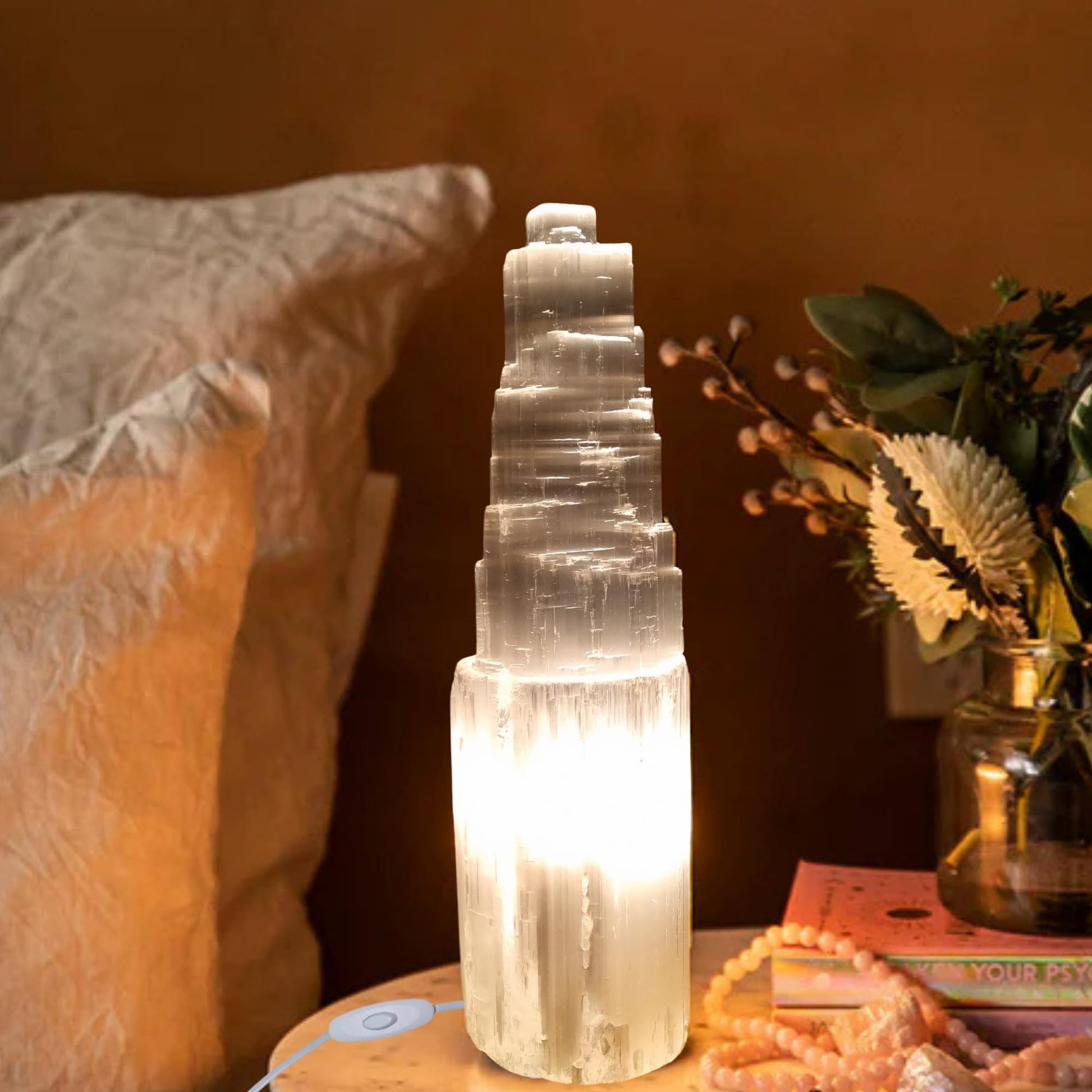 Selenit Lampe 20 cm – Großer Selenit Turm, Kristall Tischlampe & Nachttischlampe – Edelstein Lampe zur Reinigung, Meditation & Dekoration – Natürliches Home Decor