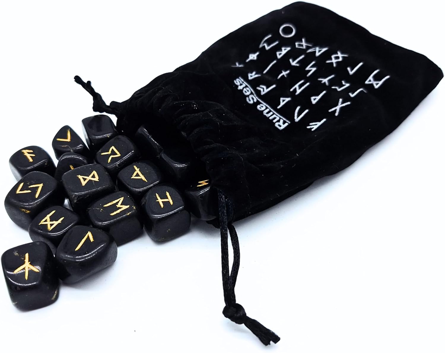 Runen Set aus Schwarzem Turmalin – 25 polierte Edelsteine (ca. 2 cm) mit goldener Gravur | Elder Futhark Wikinger-Runen inkl. Odins Rune & Samtbeutel – Esoterik, Wahrsagen, Orakel