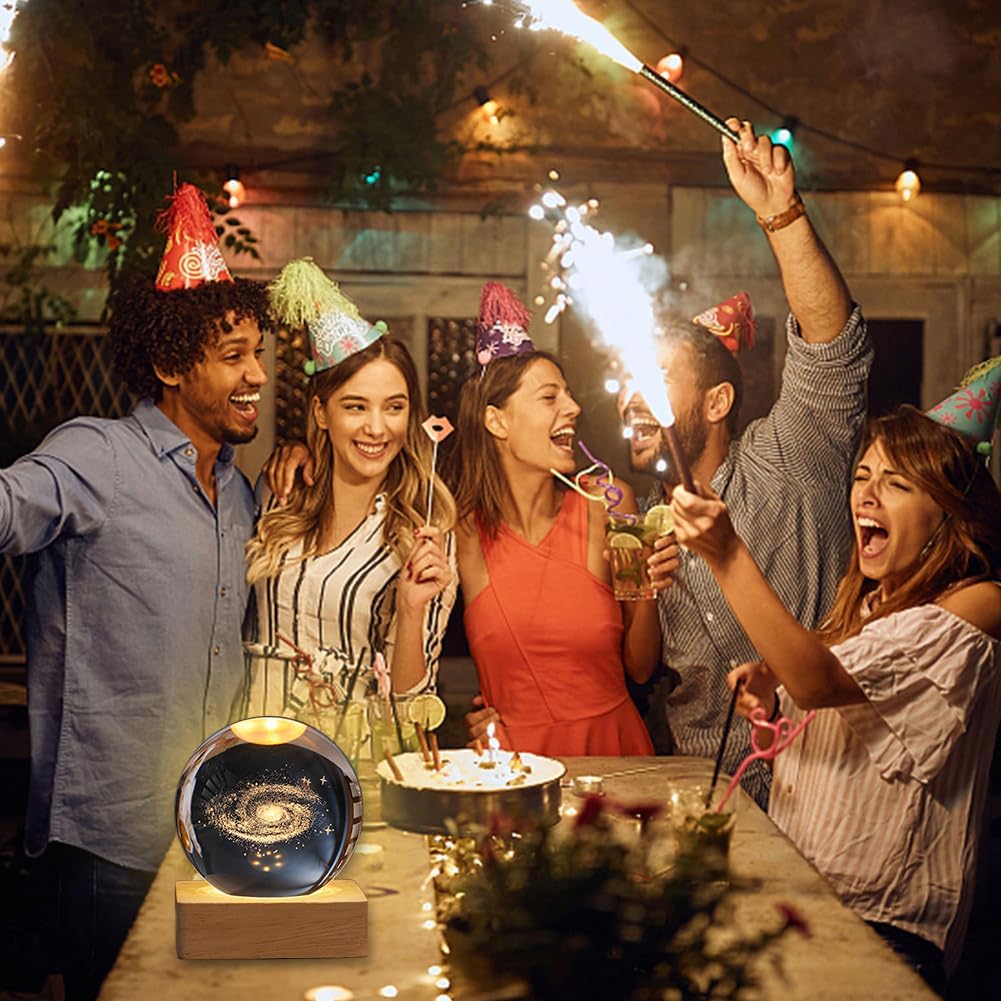 Demiawaking USB 3D Kristallkugel mit Holzsockel 3D Sonnensystem mit LED, Tischdeko Planet Lampe Nachtlicht, Geburtstag Kinder Geschenke, Party Deko (Milchstraße mit Quadrat Holzsockel)