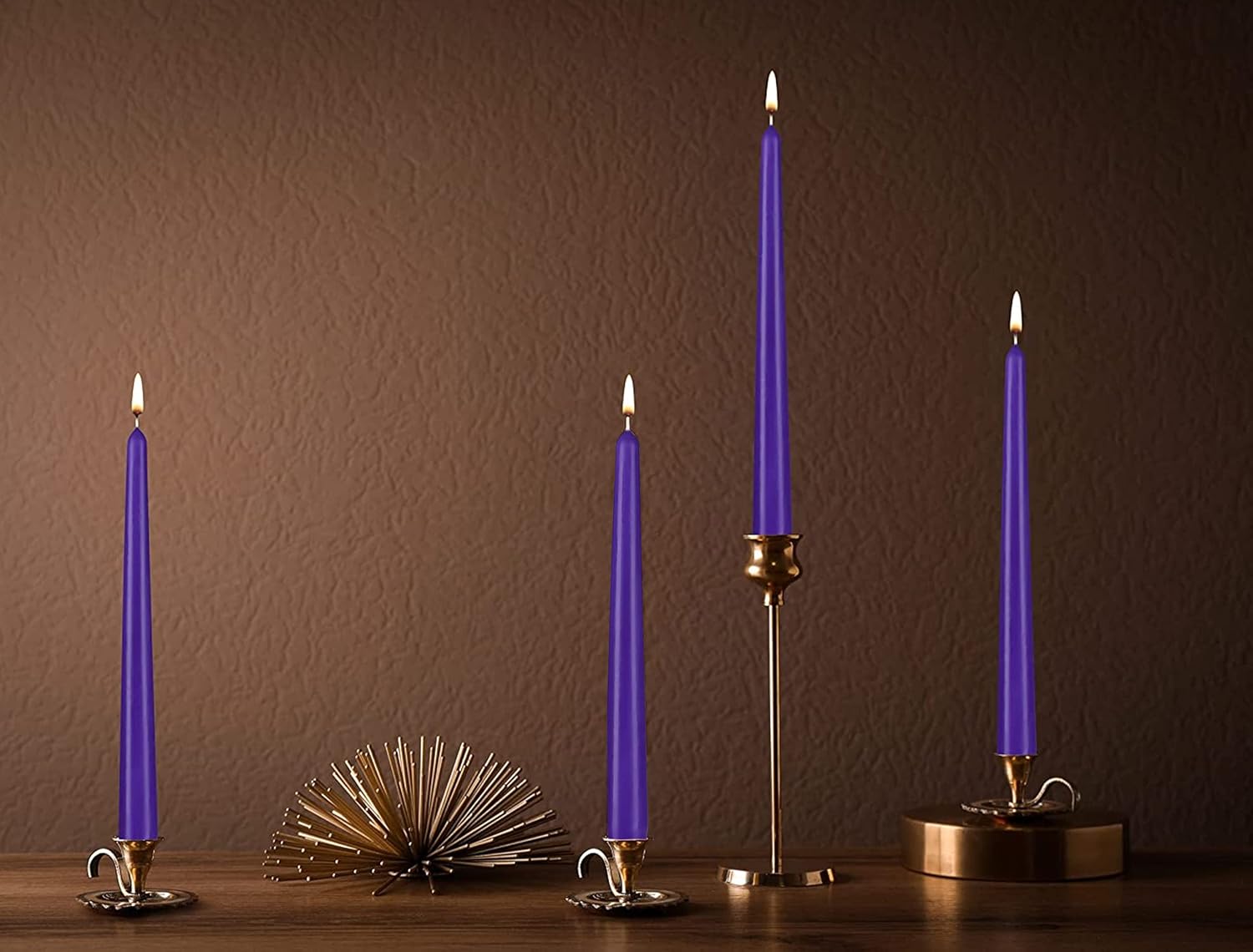 BRUBAKER Premium Spitzkerzen Lila - 50 Stück - bis zu 7,5 Stunden Brenndauer pro Kerze - 24 cm Tafelkerzen Set für Kerzenständer und Kronleuchter - Leuchterkerzen Halterkerzen