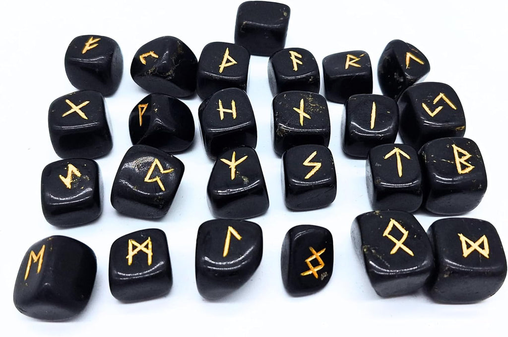 Runen Set aus Schwarzem Turmalin – 25 polierte Edelsteine (ca. 2 cm) mit goldener Gravur | Elder Futhark Wikinger-Runen inkl. Odins Rune & Samtbeutel – Esoterik, Wahrsagen, Orakel