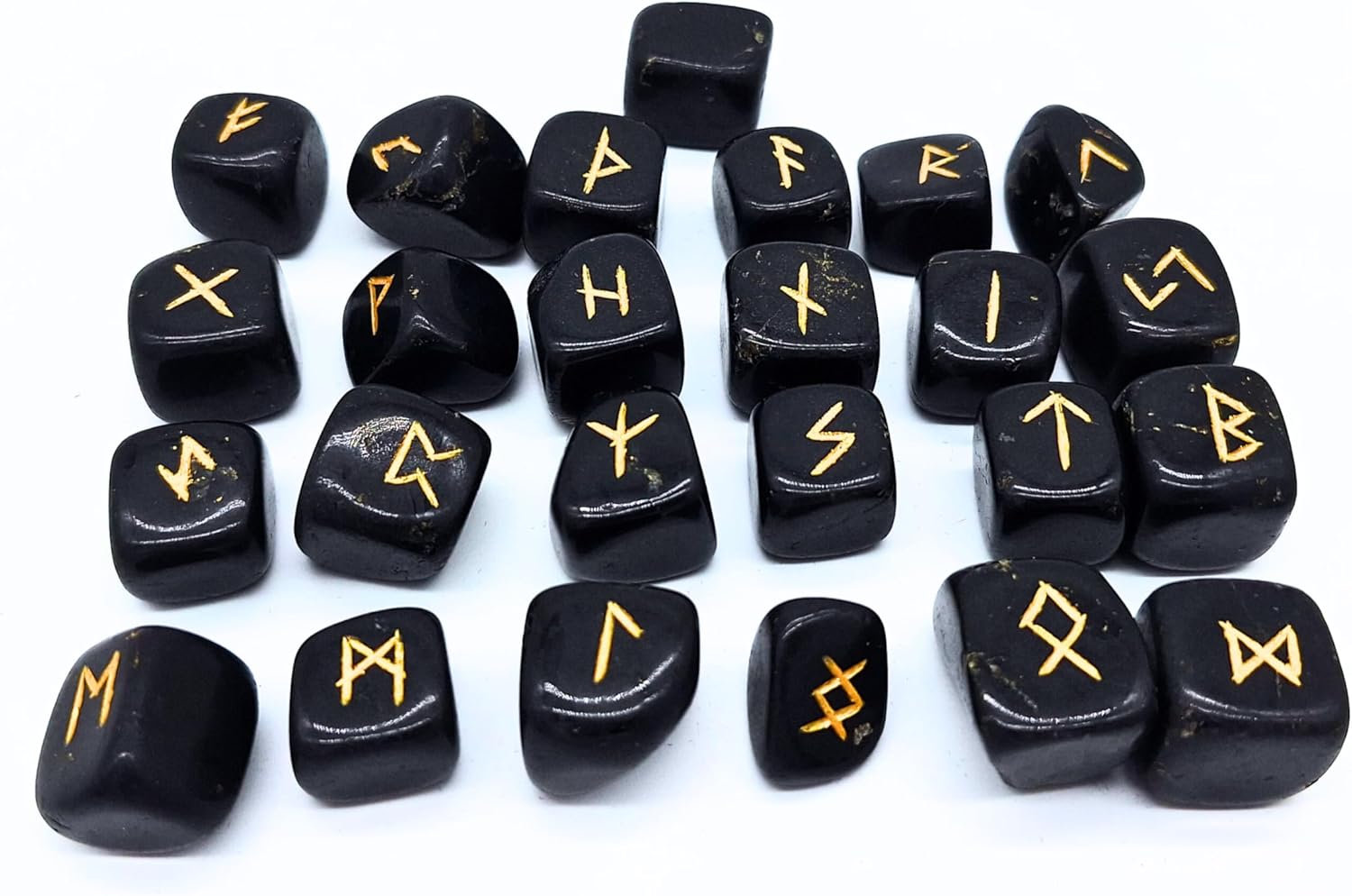 Runen Set aus Schwarzem Turmalin – 25 polierte Edelsteine (ca. 2 cm) mit goldener Gravur | Elder Futhark Wikinger-Runen inkl. Odins Rune & Samtbeutel – Esoterik, Wahrsagen, Orakel