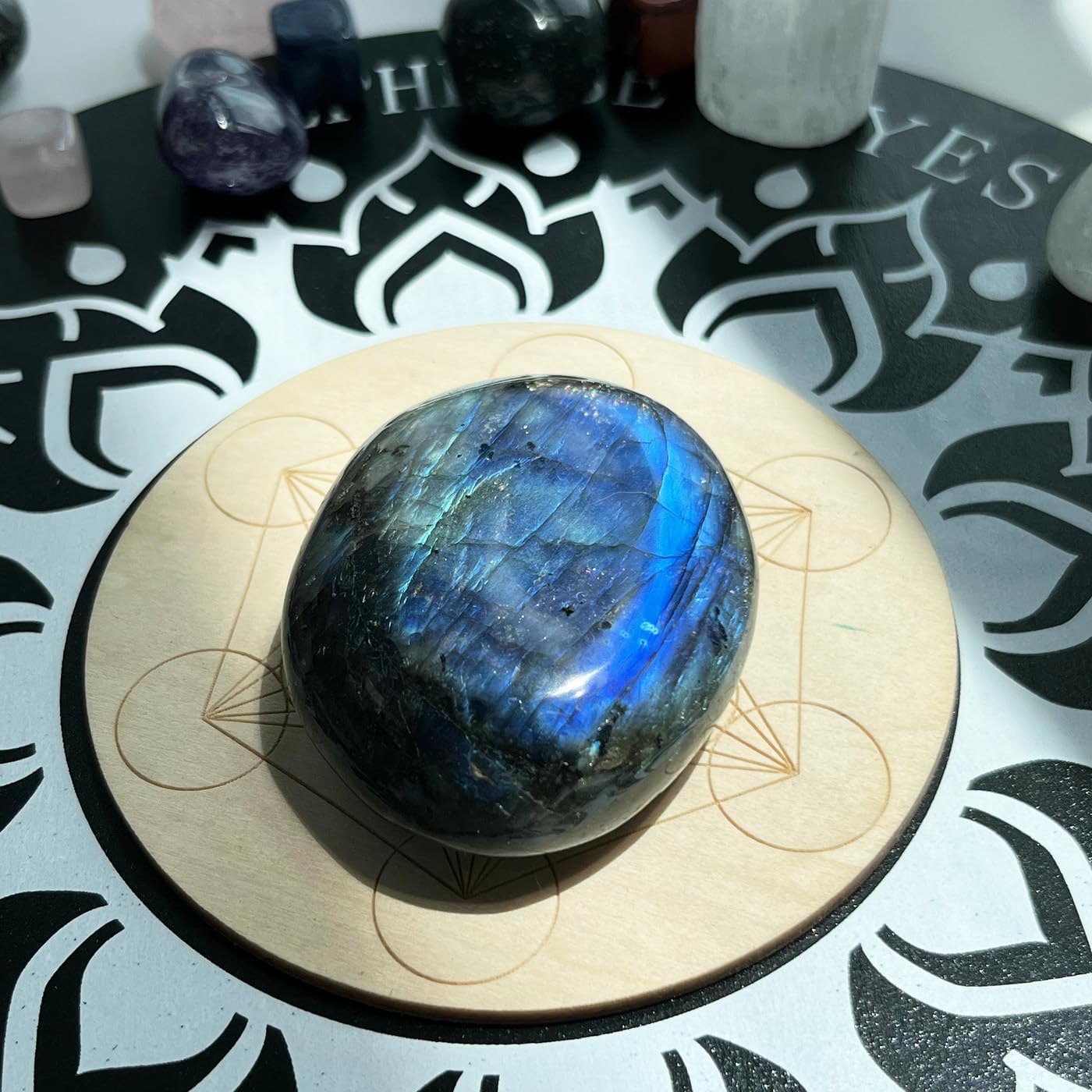 XIANNVXI 2.4 Inch Large Crystals Moonstone Gemstones Worry Stones Natural Labradorite Polished Oval Palm Bag Stone Healing Crystal Energy Stone Spiritual Gifts 1 Piece