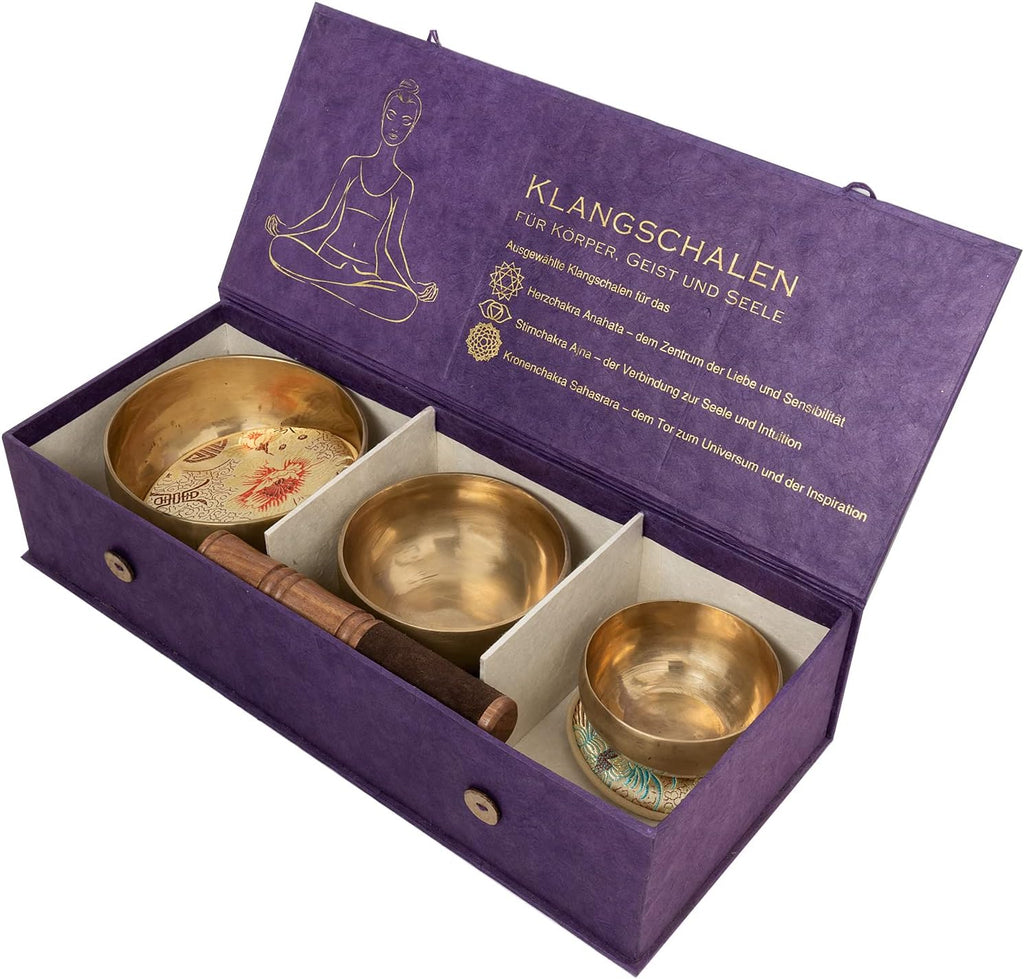 Körper-Geist-Seele-Box mit 3 feinen Klangschalen für das Herz-Chakra, das Stirn-Chakra und Kronenchakra für Meditation u. Klang-Therapie I Handgeschmiedet I Inkl.Klöppel/Pads I Fair Trade aus Nepal