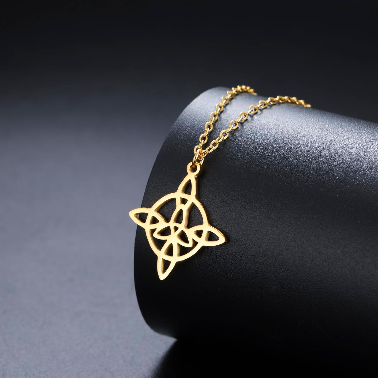 kkjoy Hexenknoten Halskette Edelstahl Keltischer Dreiecksknoten Wiccan Symbol Anhänger Halskette Magischer Knoten Hexerei Amulett für Frauen Charmante Damen