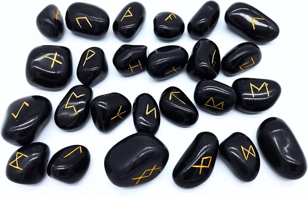 Runen Set aus Schwarzem Turmalin – 25 polierte Edelsteine (ca. 2 cm) mit goldener Gravur | Elder Futhark Wikinger-Runen inkl. Odins Rune & Samtbeutel – Esoterik, Wahrsagen, Orakel