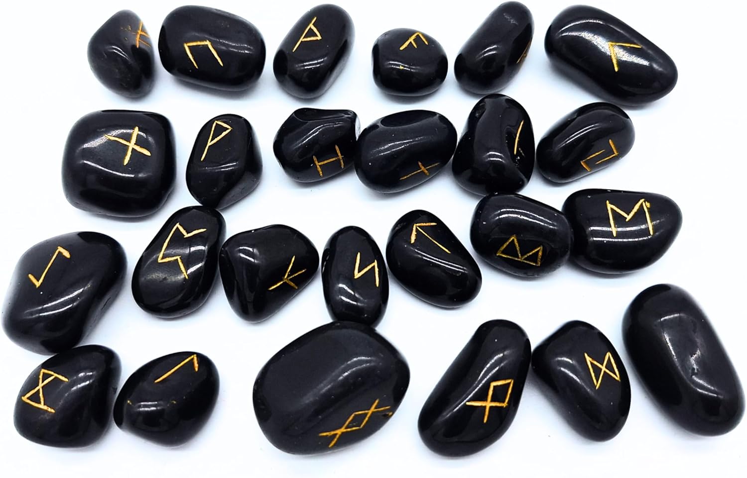 Runen Set aus Schwarzem Turmalin – 25 polierte Edelsteine (ca. 2 cm) mit goldener Gravur | Elder Futhark Wikinger-Runen inkl. Odins Rune & Samtbeutel – Esoterik, Wahrsagen, Orakel