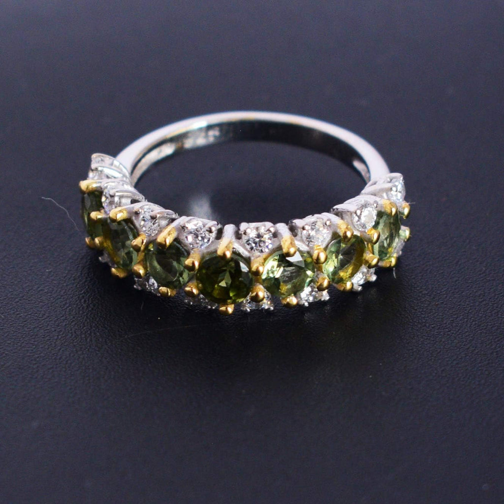 Minimaler stapelbarer Moldavit-Ring mit kubischen Zirkonia-Details, rund, 4 Millimeter, grün facettiert, Alltagsschmuck