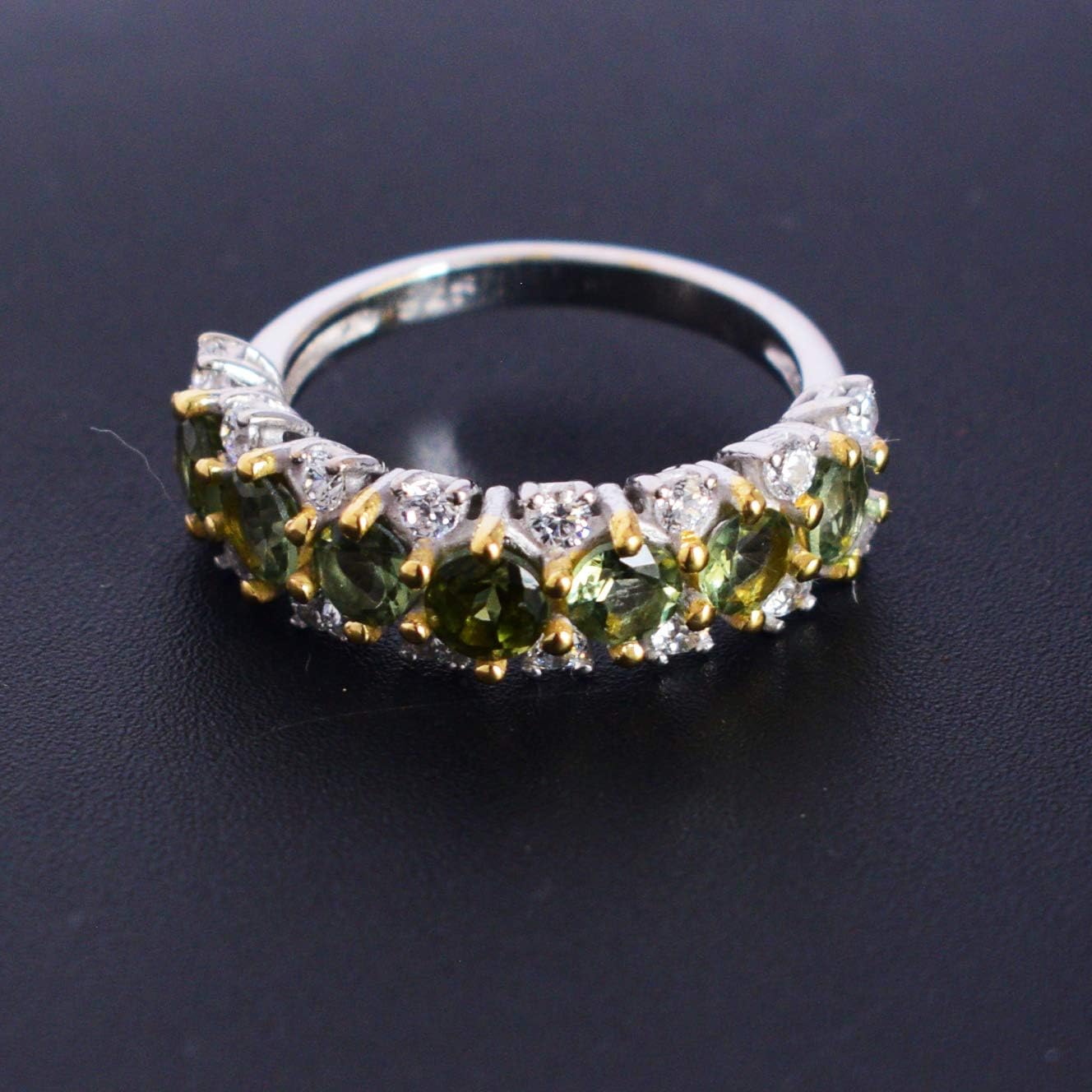 Minimaler stapelbarer Moldavit-Ring mit kubischen Zirkonia-Details, rund, 4 Millimeter, grün facettiert, Alltagsschmuck