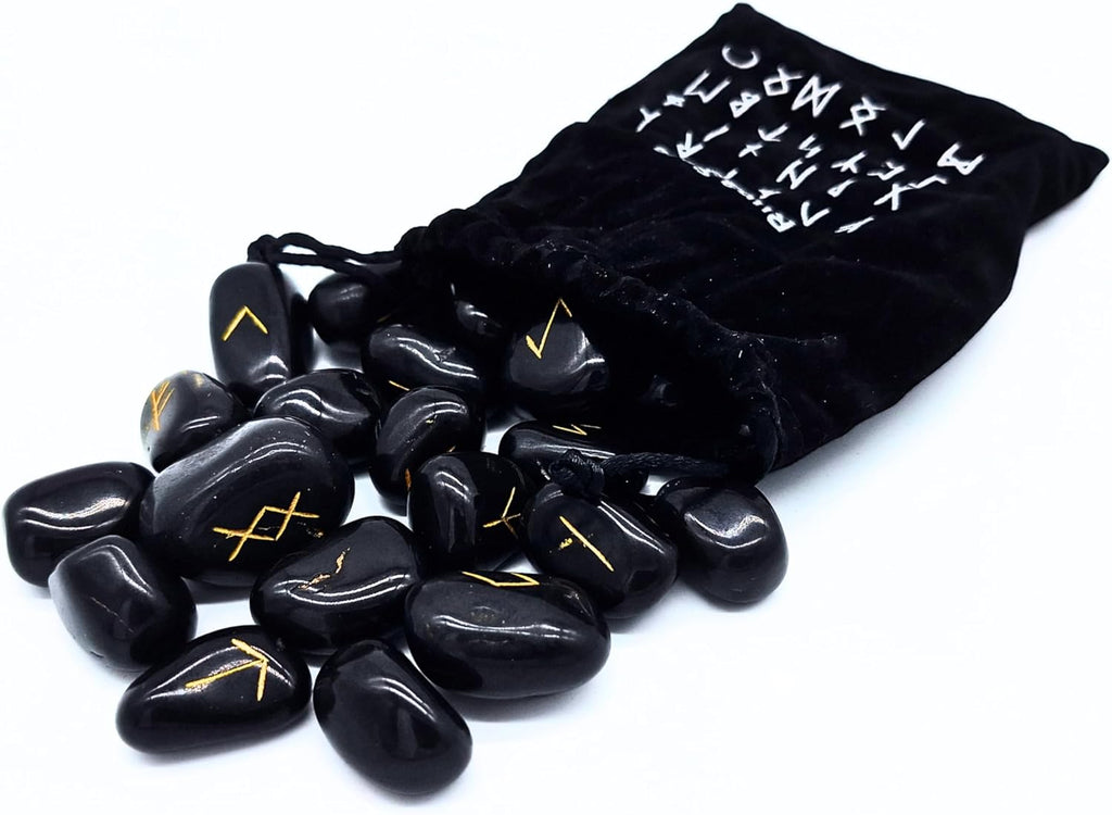 Runen Set aus Schwarzem Turmalin – 25 polierte Edelsteine (ca. 2 cm) mit goldener Gravur | Elder Futhark Wikinger-Runen inkl. Odins Rune & Samtbeutel – Esoterik, Wahrsagen, Orakel