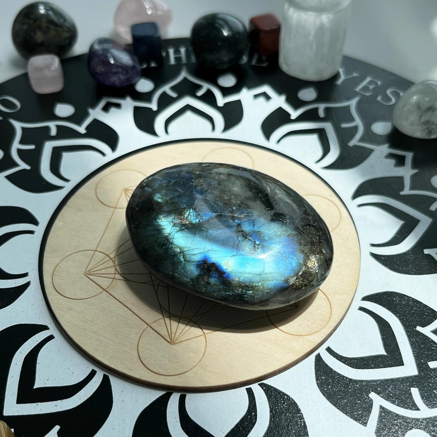 XIANNVXI 2.4 Inch Large Crystals Moonstone Gemstones Worry Stones Natural Labradorite Polished Oval Palm Bag Stone Healing Crystal Energy Stone Spiritual Gifts 1 Piece