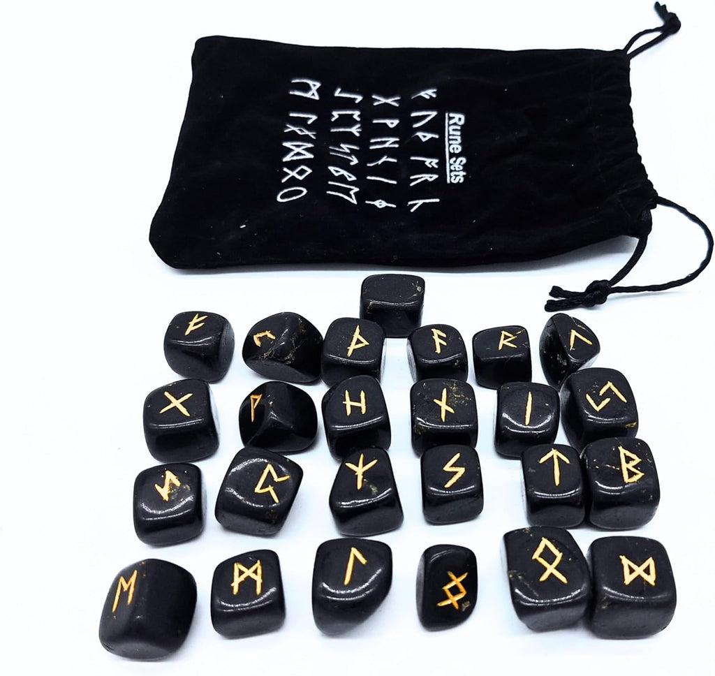 Runen Set aus Schwarzem Turmalin – 25 polierte Edelsteine (ca. 2 cm) mit goldener Gravur | Elder Futhark Wikinger-Runen inkl. Odins Rune & Samtbeutel – Esoterik, Wahrsagen, Orakel