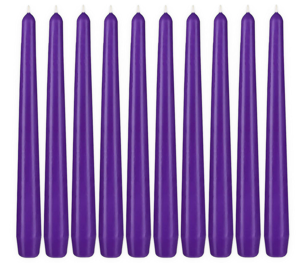 BRUBAKER Premium Spitzkerzen Lila - 50 Stück - bis zu 7,5 Stunden Brenndauer pro Kerze - 24 cm Tafelkerzen Set für Kerzenständer und Kronleuchter - Leuchterkerzen Halterkerzen