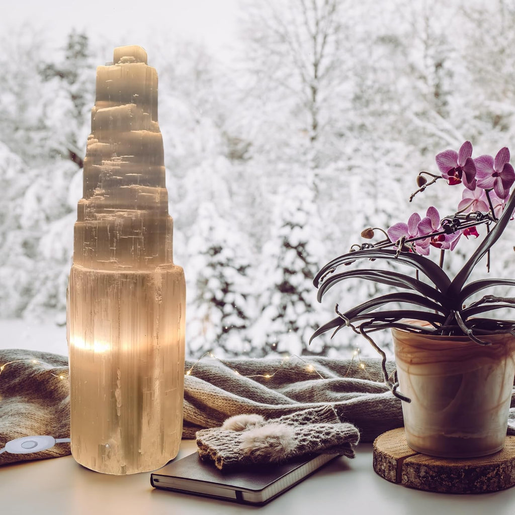 Selenit Lampe 20 cm – Großer Selenit Turm, Kristall Tischlampe & Nachttischlampe – Edelstein Lampe zur Reinigung, Meditation & Dekoration – Natürliches Home Decor