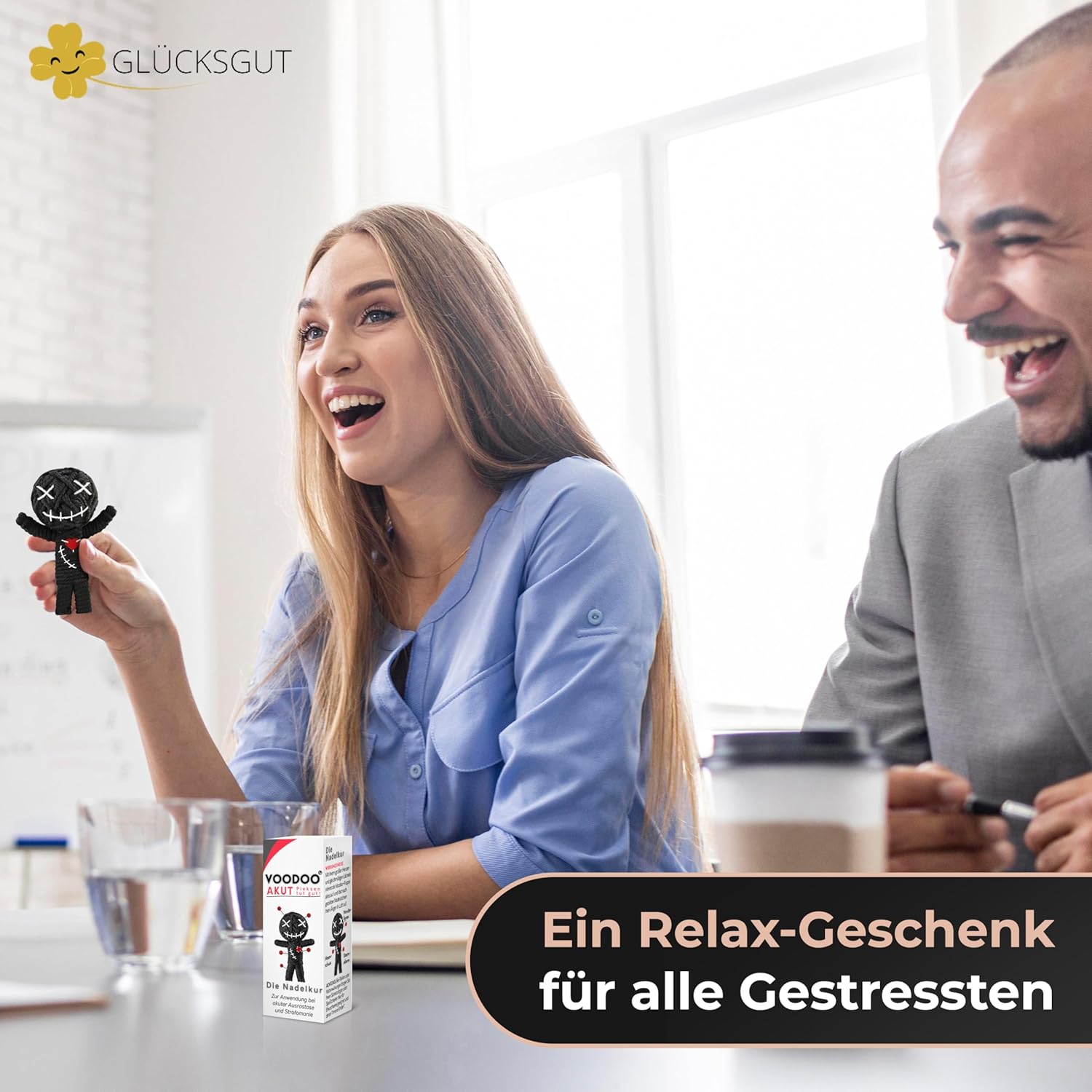 Voodoo Puppe mit Nadeln | 7,5cm | Geschenkbox & Anleitung | Scherz-Medikament | Büro Geschenk für Kollegen Kollegin Chef | Anti Stress | Abschied | Büro Uni Studium