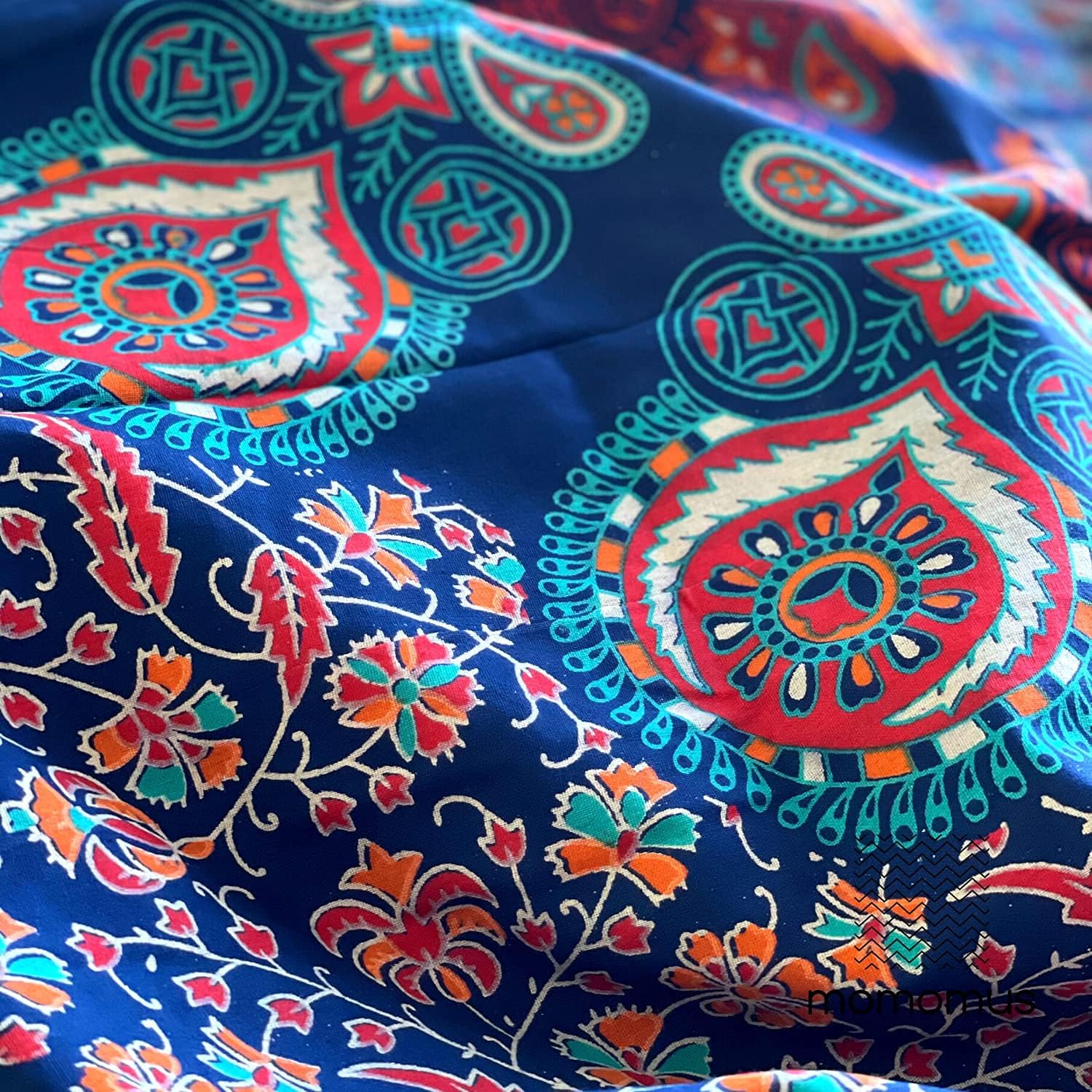 MOMOMUS Wandteppich Mandala - Mehrzweck, Bunt, 100% Baumwolle - Ideal als Wandteppich Aesthetic, Wandtuch Boho, Indischer Wandbehang aus Stoff oder Wall Tapestry - Blau und Rot, 210x230 cm