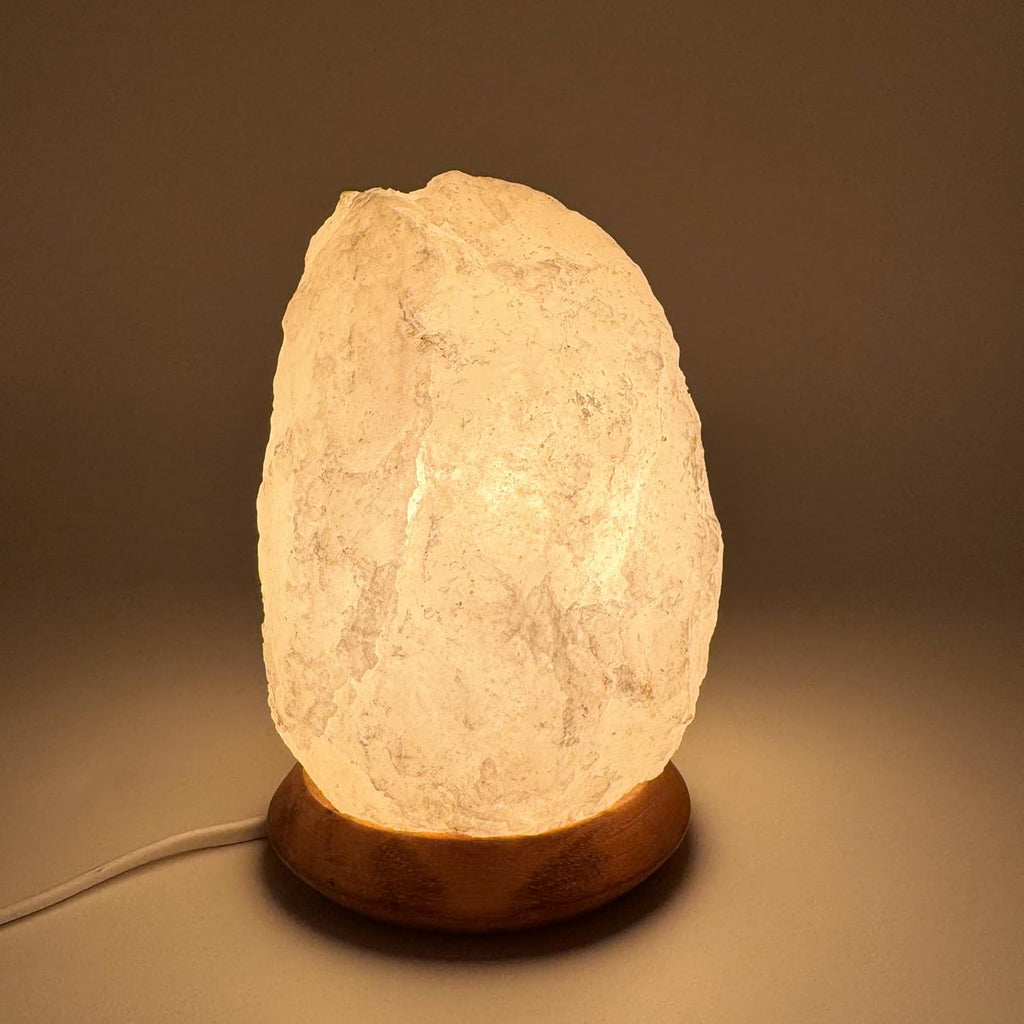 HAF Weiße Salzlampe aus echtem Kristallsalz | 2-3 kg Salzkristalllampe in Naturform | Salzsteinlampe auf Holzsockel aus der Salt Range Punjab | Dekorative Nachttischlampe für Wellness & Meditation