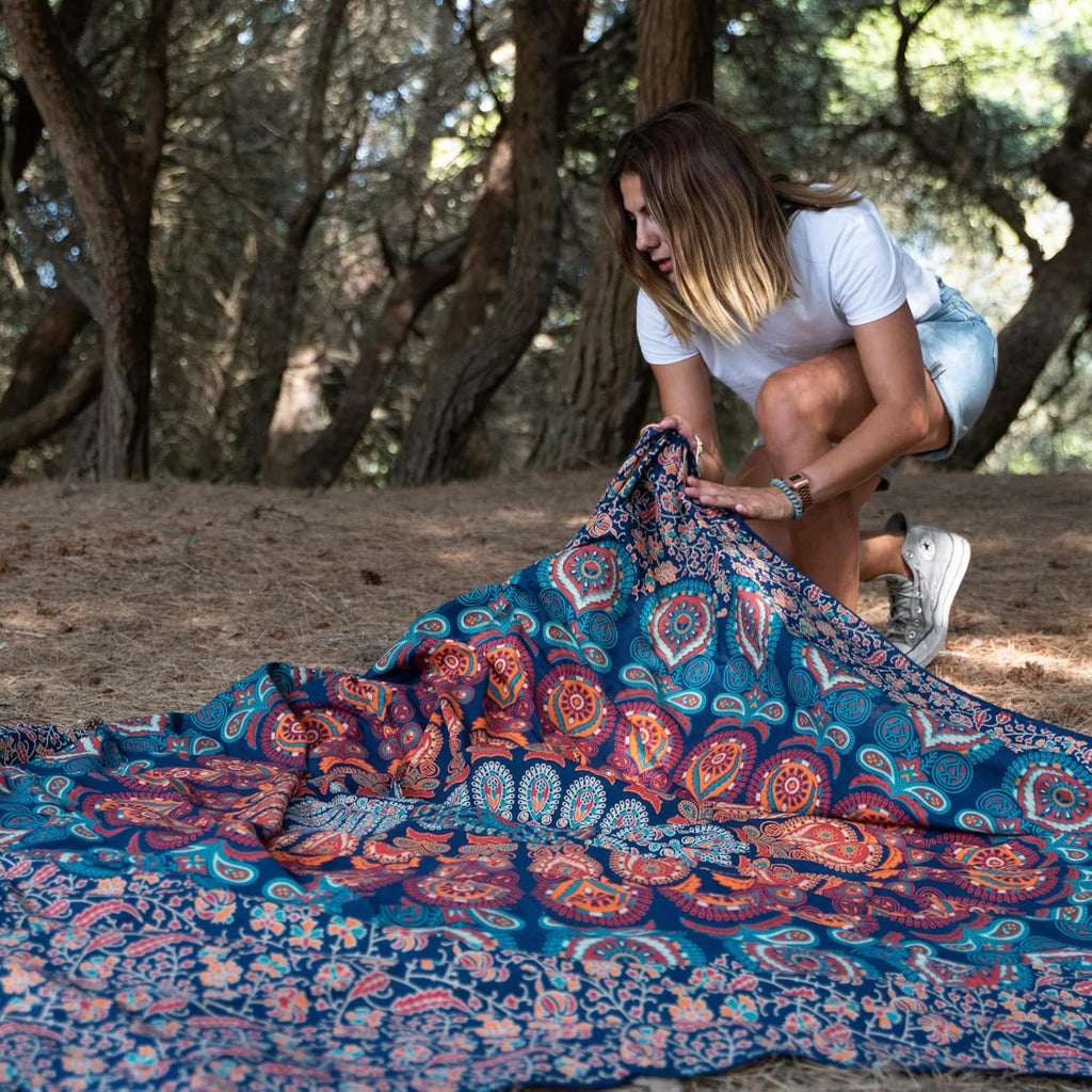 MOMOMUS Wandteppich Mandala - Mehrzweck, Bunt, 100% Baumwolle - Ideal als Wandteppich Aesthetic, Wandtuch Boho, Indischer Wandbehang aus Stoff oder Wall Tapestry - Blau und Rot, 210x230 cm