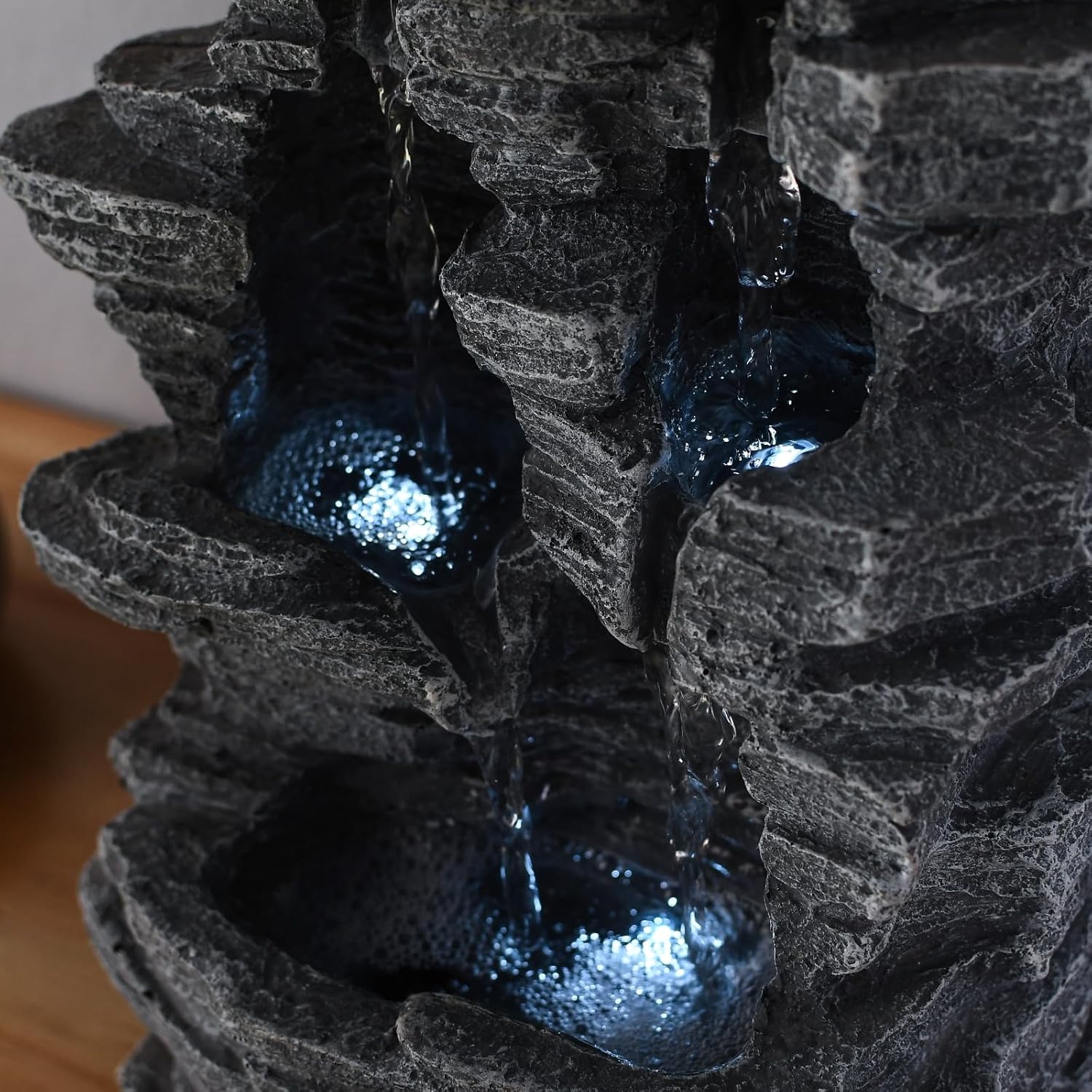 Zen'Light - Zimmerbrunnen Grand Canyon - Wasserfall in Steinoptik - Weiße LED-Beleuchtung - Moderne Zen Deko, Ideal für Meditation & Entspannung - Feng Shui - H 28cm, Grau
