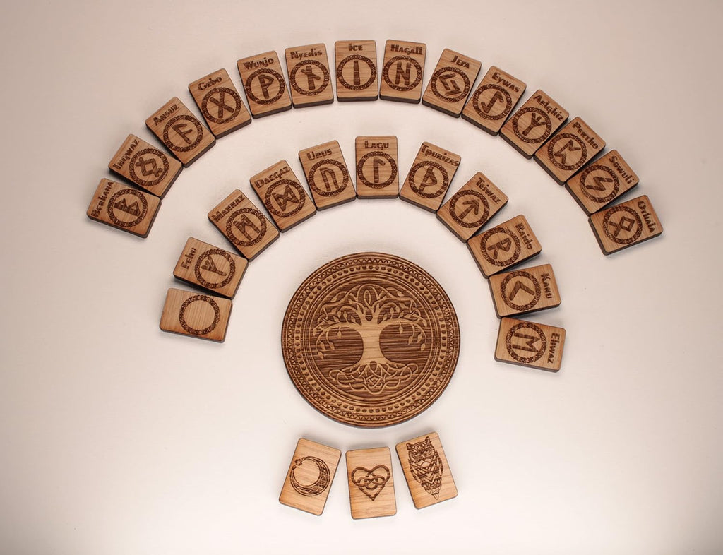 28 Runensteine mit Lebensbaum Runen aus Holz Runenset Eiche