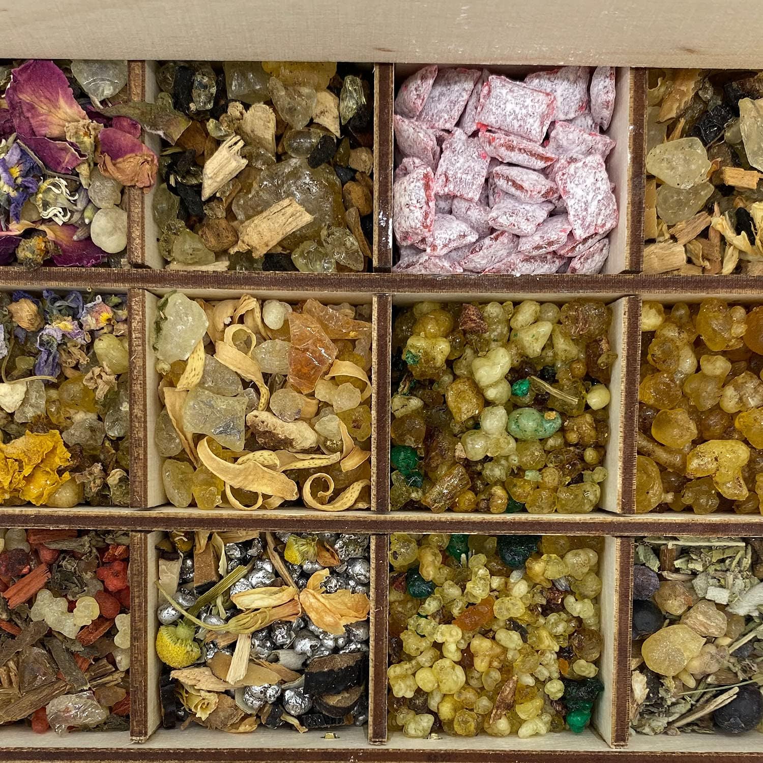 Heilkräuter Manufaktur Räucherbox Geschenkbox mit 12 Sorten Räuchermischungen Rituale im Jahreskreis, Jahreszeiten, 14 x 10 x 4 cm