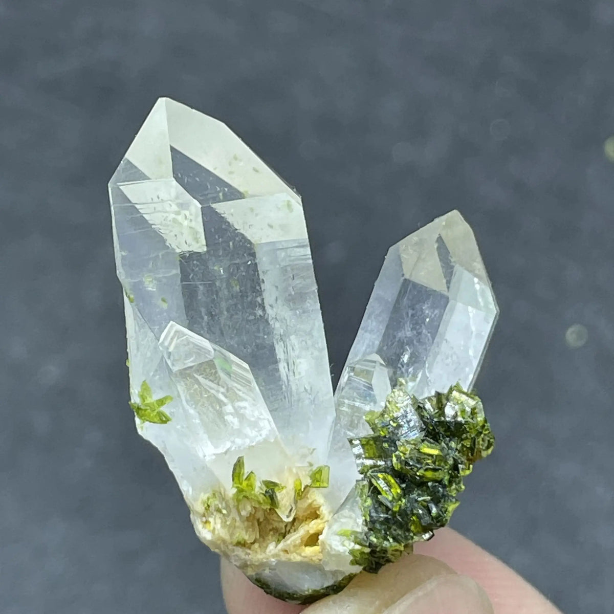 Natural Green Epidote with Clear Quartz Crystal Symbiosis Rough Specimen Healing Teaching Stone for Home Decor