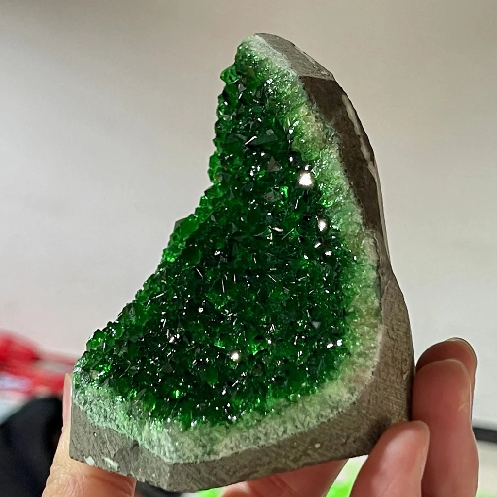 Green Crystal Cluster Geode Point Wand -  Mystical Gemstone for Office Decoration and Gift Giving， crystal stone