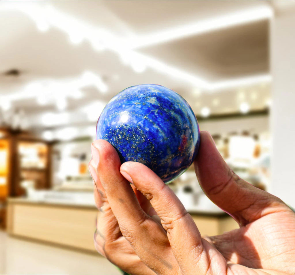 Blaue Lapislazuli Kristallkugel 5CM Metaphysischer Kraftstein zur Aura Reinigung