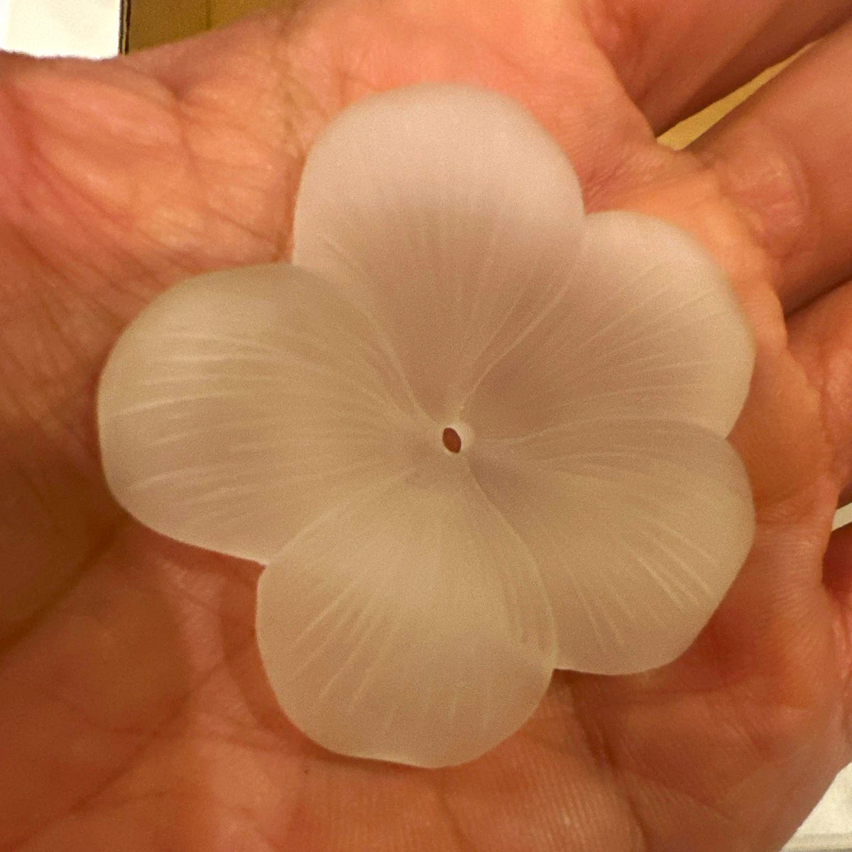 Bergkristall Blume weiß matt – blütenförmige Schmuckteil mit Loch