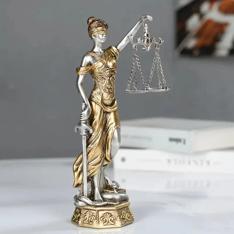 Griechische Figur der Justitia römische Göttin der Gerechtigkeit Anwalt Statue