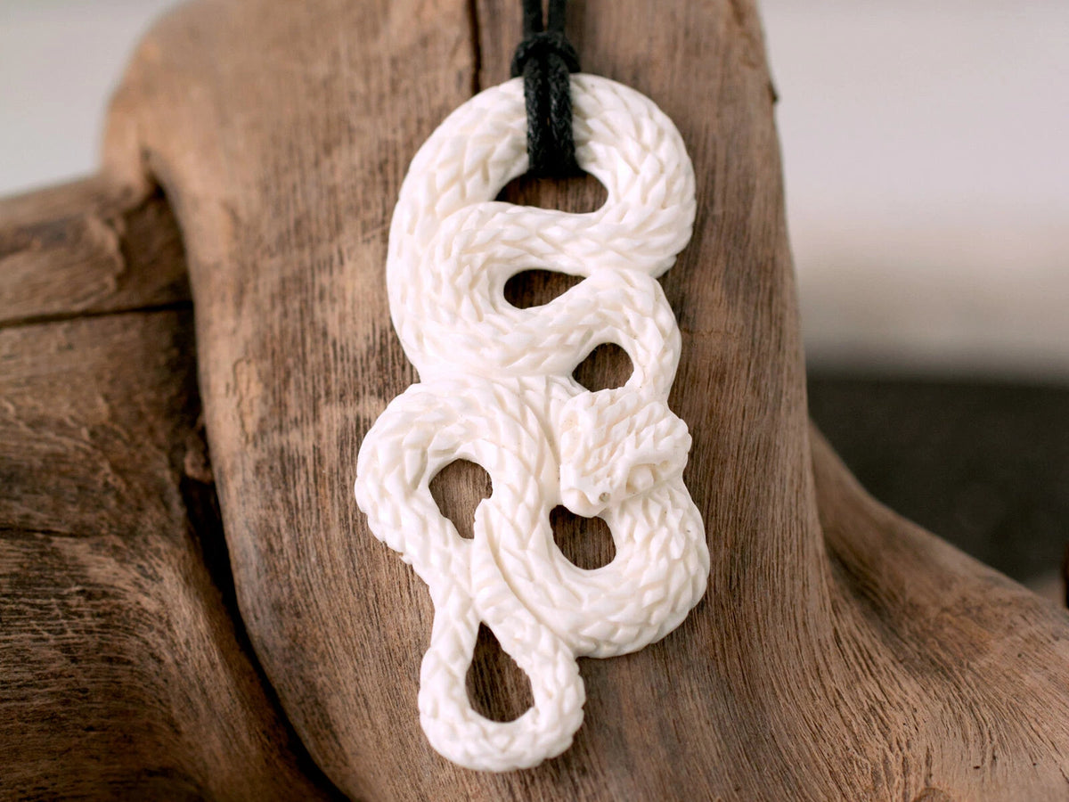 Schlange Anhänger aus Knochen Kettenanhänger Talisman Amulett Natur Schmuck
