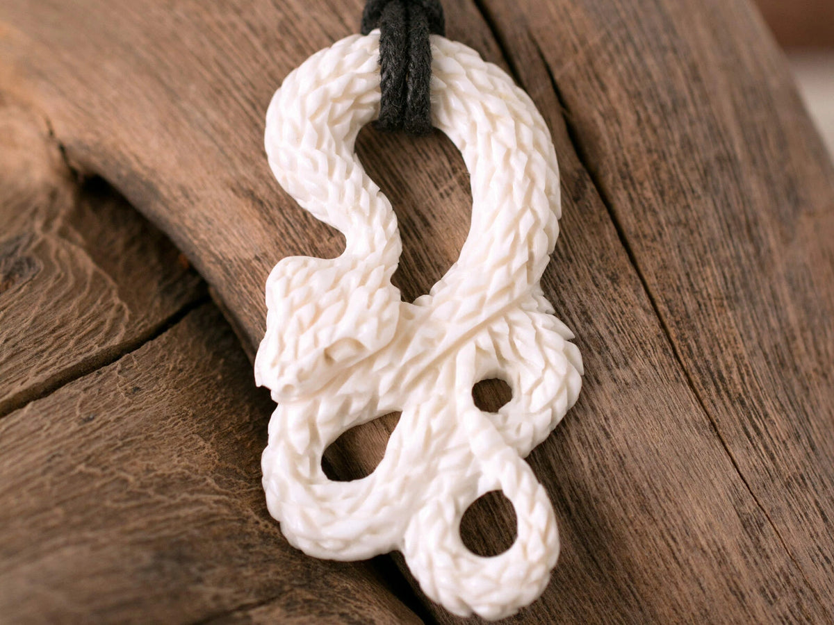 Schlange Anhänger aus Knochen Kettenanhänger Talisman Amulett Natur Schmuck